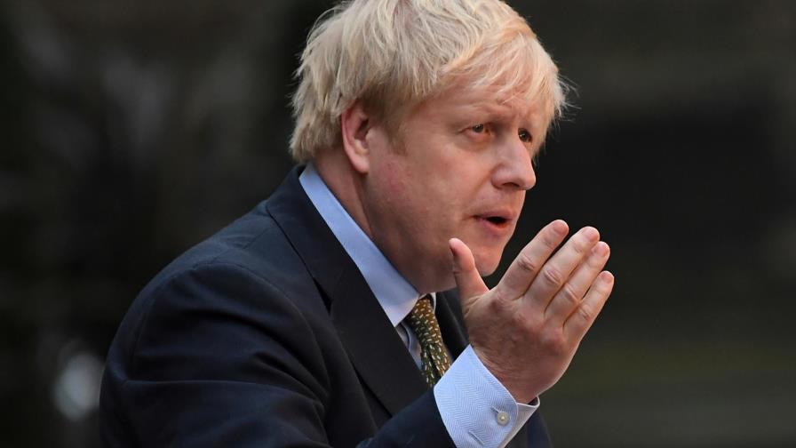 Johnson logra mayoría, dice completará el Brexit en enero