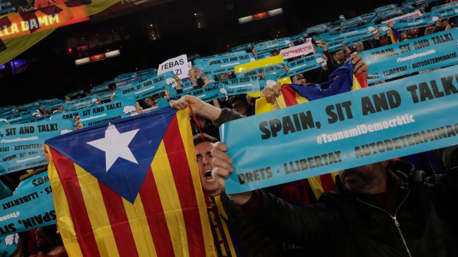 Pancartas independentistas tiñen el Camp Nou