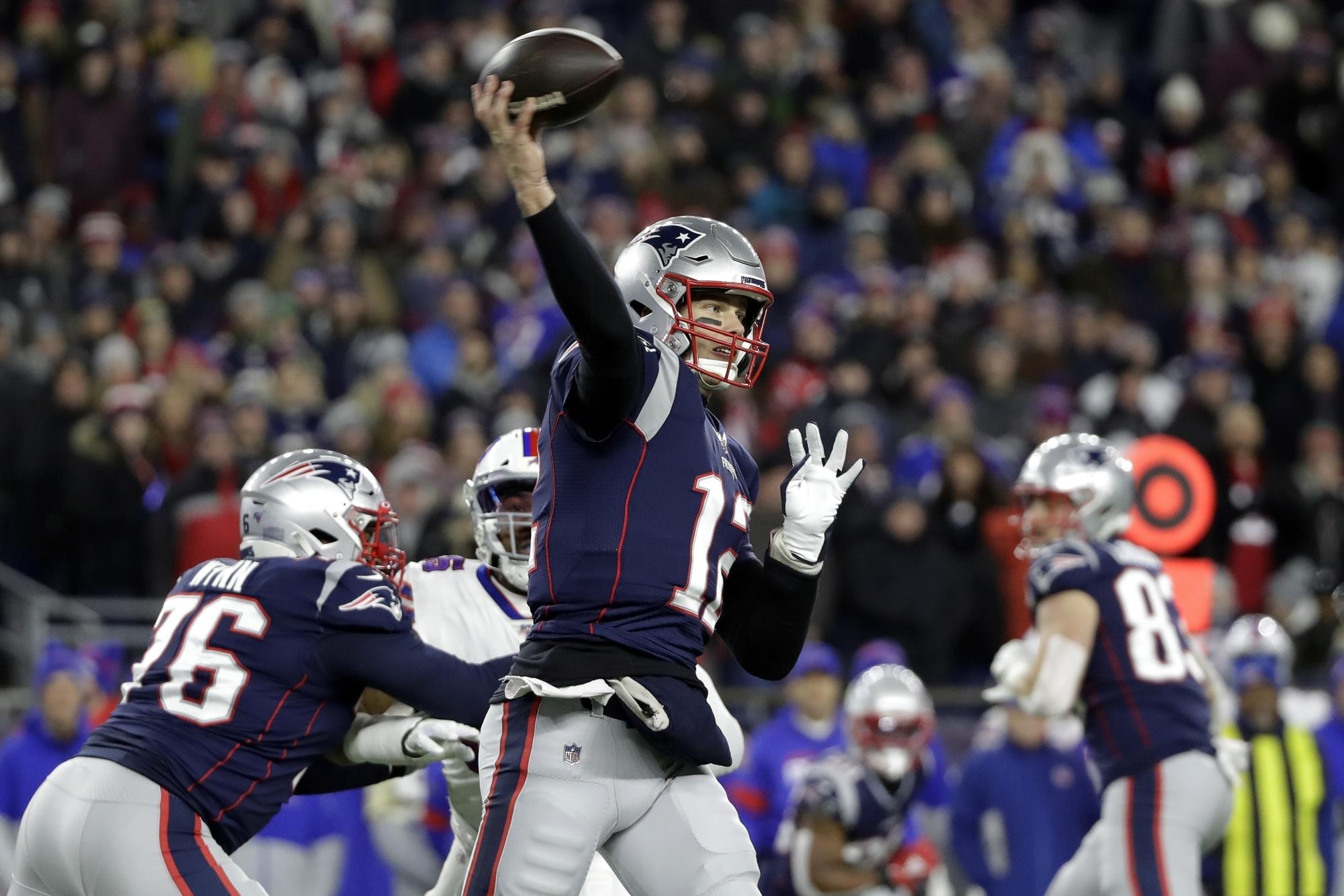 El quarterback de los Patriots de Nueva Inglaterra, Tom Brady, lanza un pase en la primera mitad del partido contra los Bills de Buffalo en la primera mitad del partaido de la NFL en Foxborough, Massachusetts, el sábado 21 de diciembre de 2019. 