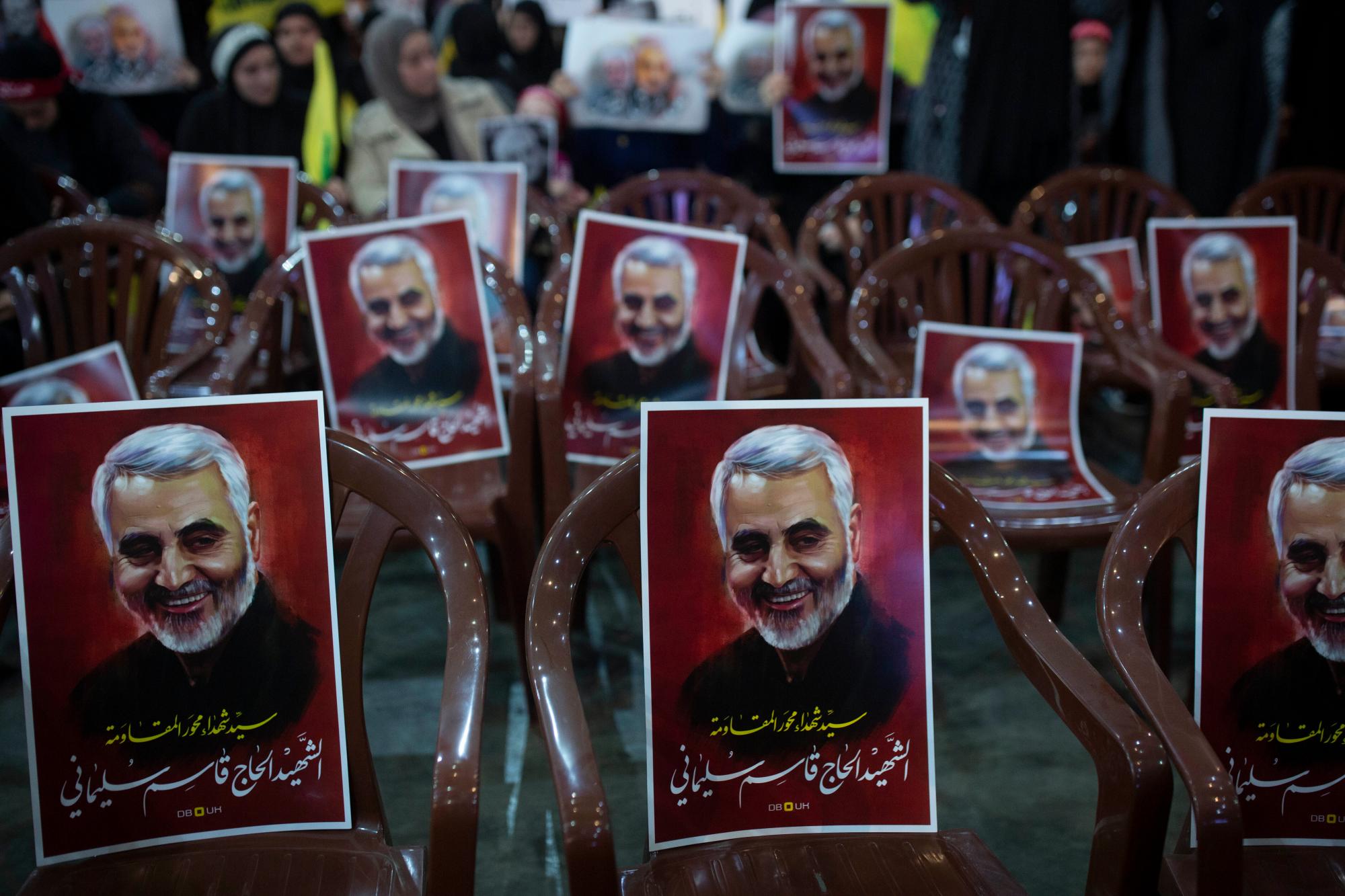 Los carteles de la Guardia Revolucionaria iraní asesinada, general Qassem Soleimani, se colocan en sillas mientras los partidarios del líder de Hezbollah, Sayyed Hassan Nasrallah, se reúnen para su discurso televisado en un suburbio al sur de Beirut, Líbano, el domingo 5 de enero de 2020 luego del ataque aéreo estadounidense en Irak que mató a Soleimani. Los carteles decían: “Sayyad de mártires en el eje de la resistencia. El mártir Hajj Qassem Soleimani”. (Foto AP / Maya Alleruzzo)