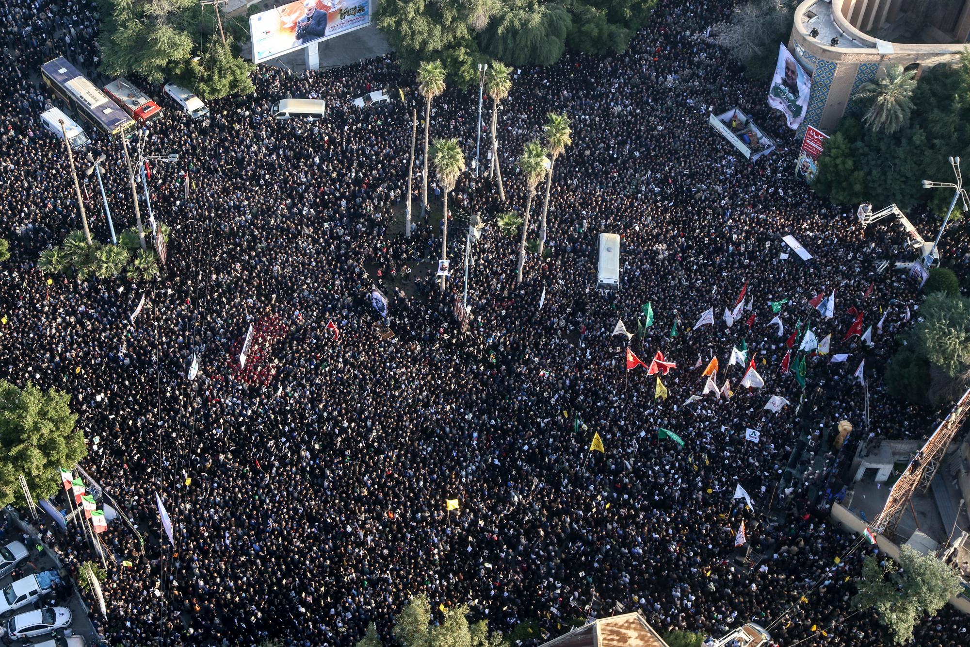 Una multitud asiste a una ceremonia fúnebre en honor del general Qassem Soleimani y sus compañeros muertos en un ataque estadounidense con dron en Irak, en Ahvaz, en el suroccidente de Irán, el domingo 5 de enero de 2020. (Morteza Jaberian / Mehr News Agency) vía AP)