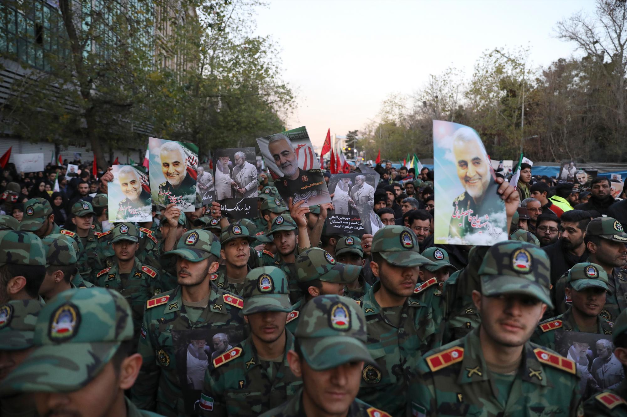 Los cadetes del ejército asisten a una ceremonia fúnebre para el general iraní Qassem Soleimani, que se muestra en carteles, y sus camaradas, que fueron asesinados en Irak en un ataque con aviones no tripulados estadounidenses el viernes, en la plaza Enqelab-e-Eslami (Revolución Islámica) en Teherán, Irán , Lunes 6 de enero de 2020. (Foto AP / Ebrahim Noroozi)