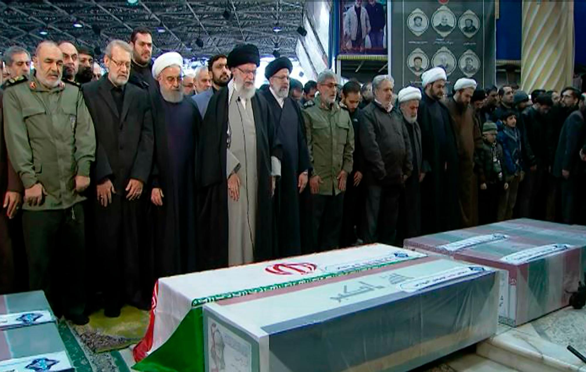 En esta foto publicada por el sitio web oficial de la Oficina del Líder Supremo iraní, el líder supremo Ayatollah Ali Khamenei, cuarto desde la izquierda, dirige una oración sobre los ataúdes del general Qassem Soleimani y sus camaradas, que fueron asesinados en Irak en Estados Unidos. ataque con aviones no tripulados el viernes, en el campus de la Universidad de Teherán, en Teherán, Irán, el lunes 6 de enero de 2020. (Oficina del Líder Supremo iraní a través de AP)