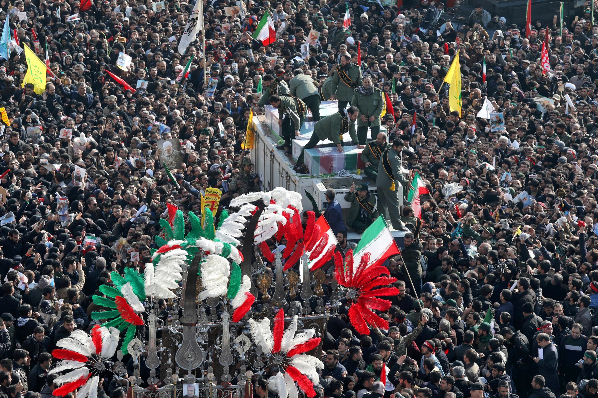 Los ataúdes del general Qassem Soleimani y otros que fueron asesinados en Irak por un ataque con aviones no tripulados estadounidenses, son transportados en un camión rodeado de dolientes durante una procesión fúnebre en la plaza Enqelab-e-Eslami (Revolución Islámica) en Teherán, Irán, el lunes. 6 de enero de 2020. Las procesiones marcan la primera vez que Irán honra a un hombre soltero con una ceremonia en varias ciudades. Ni siquiera el ayatolá Ruhollah Khomeini, quien fundó la República Islámica, recibió tal procesión con su muerte en 1989. Soleimani permanecerá el lunes en el estado en la famosa mezquita Musalla de Teherán como lo hizo el líder revolucionario antes que él. (Foto AP / Ebrahim Noroozi)