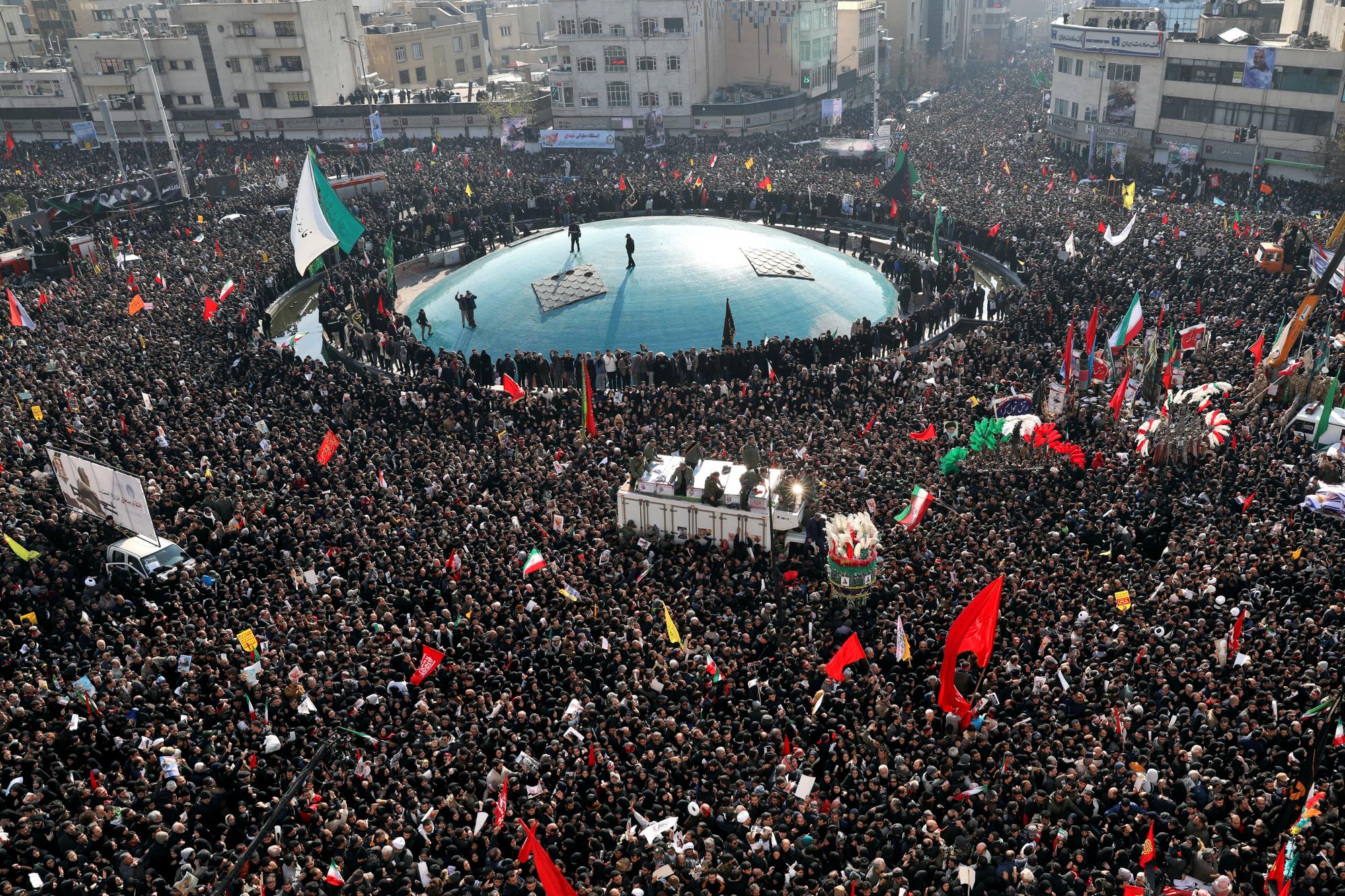 Los ataúdes del general Qassem Soleimani y otros que fueron asesinados en Irak por un ataque con aviones no tripulados estadounidenses, son transportados en un camión rodeado de dolientes durante una procesión fúnebre, en la plaza Enqelab-e-Eslami (Revolución Islámica) en Teherán, Irán, el lunes , 6 de enero de 2020. Las procesiones marcan la primera vez que Irán honra a un hombre soltero con una ceremonia en varias ciudades. Ni siquiera el ayatolá Ruhollah Khomeini, quien fundó la República Islámica, recibió tal procesión con su muerte en 1989. Soleimani permanecerá el lunes en el estado en la famosa mezquita Musalla de Teherán como lo hizo el líder revolucionario antes que él. (Foto AP / Ebrahim Noroozi)