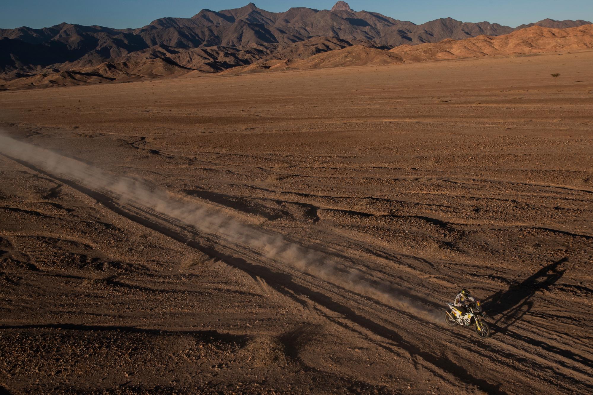 Pablo Quintanilla de Chile monta su moto Husqvarna durante la etapa tres del Rally Dakar en Neom, Arabia Saudita, el martes 7 de enero de 2020. 