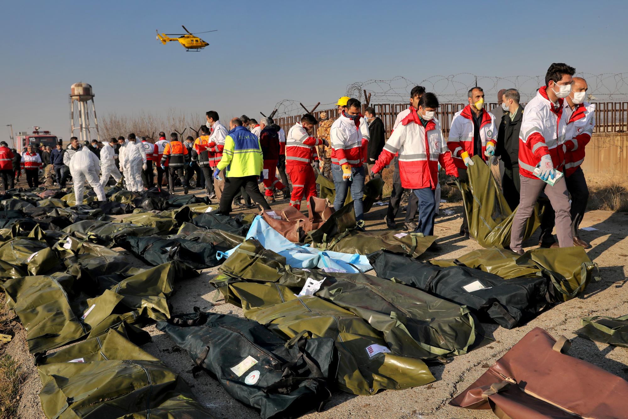 Los equipos de rescate recuperan las ofertas de las víctimas en el lugar donde un avión ucraniano se estrelló en Shahedshahr, al suroeste de la capital, Teherán, Irán, el miércoles 8 de enero de 2020. Un avión ucraniano con más de 170 personas se estrelló el miércoles poco después del despegue del aeropuerto principal de Teherán, matando a todos a bordo. 