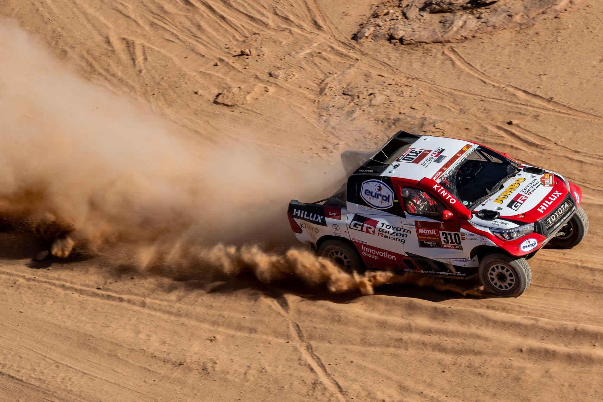 El piloto Fernando Alonso, de España, y el copiloto Marc Coma, de España, compiten con su Toyota durante la cuarta etapa del Rally Dakar entre Neom y Al Ula, en Arabia Saudita, el miércoles 8 de enero de 2020. 