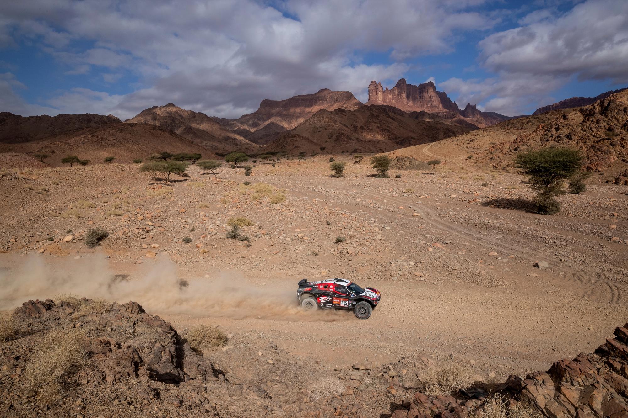 El piloto Mathieu Serradori, de Francia, y el copiloto Fabian Lurquin, de Bélgica, compiten en su Century durante la cuarta etapa del Rally Dakar entre Neom y Al Ula, en Arabia Saudita, el miércoles 8 de enero de 2020.
