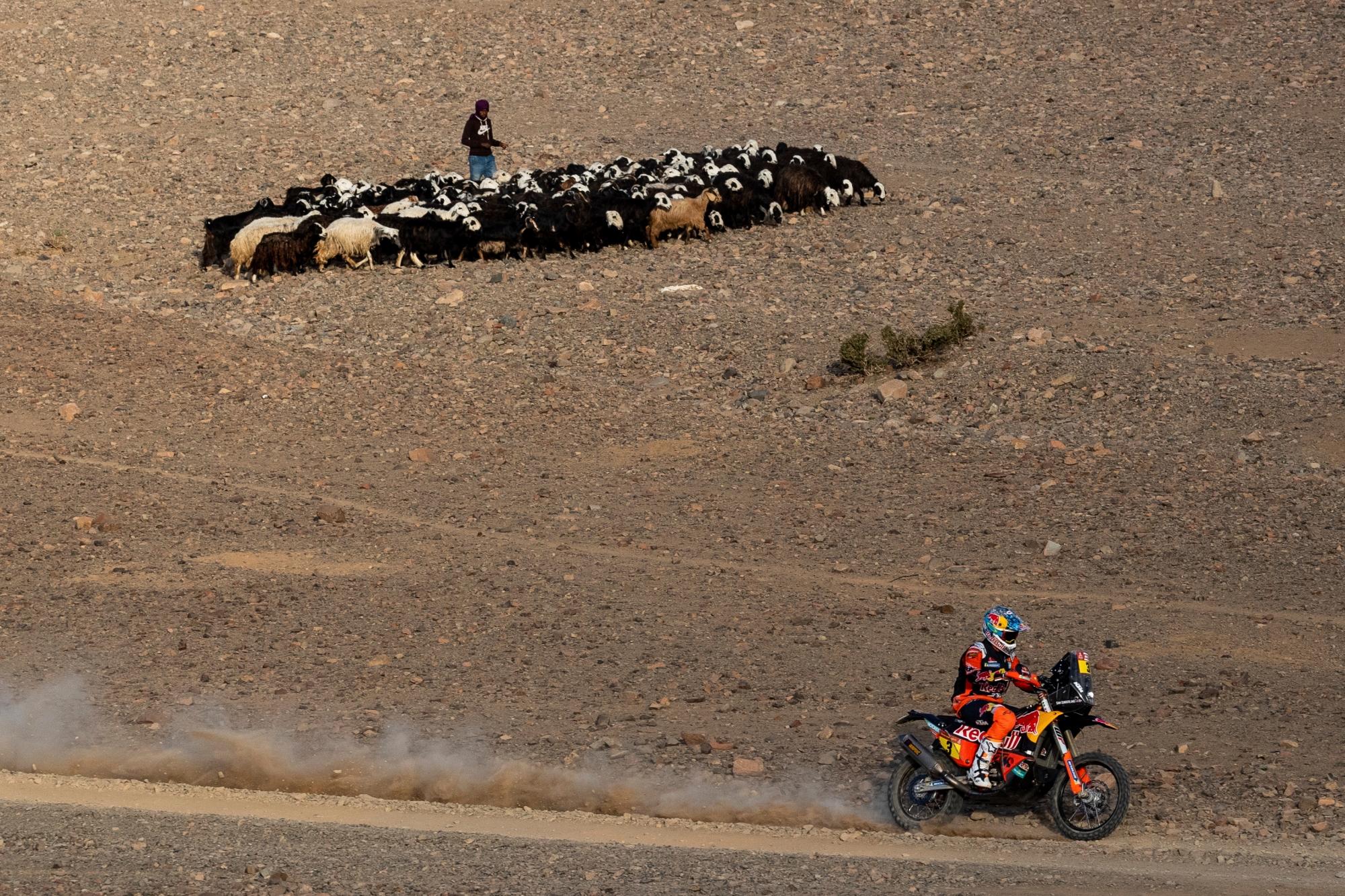 Sam Sunderland, de Gran Bretaña, monta su motocicleta KTM durante la cuarta etapa del Rally Dakar entre Neom y Al Ula, en Arabia Saudita, el miércoles 8 de enero de 2020. 
