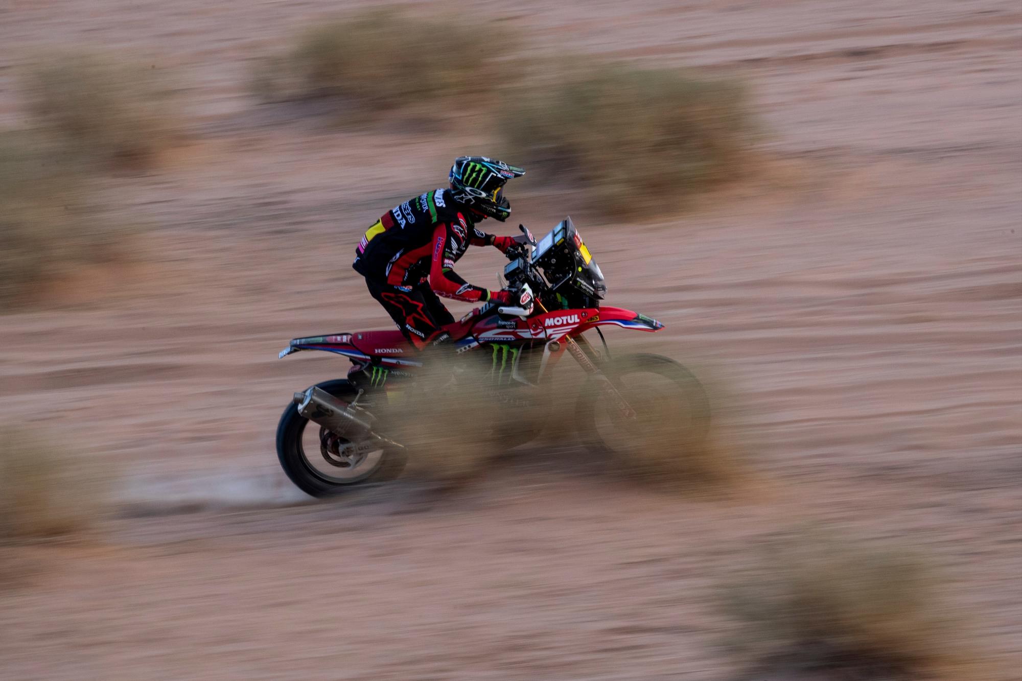 Kevin Benavides de Argentina monta su moto Honda durante la cuarta etapa del Rally Dakar entre Neom y Al Ula, en Arabia Saudita, el miércoles 8 de enero de 2020. 