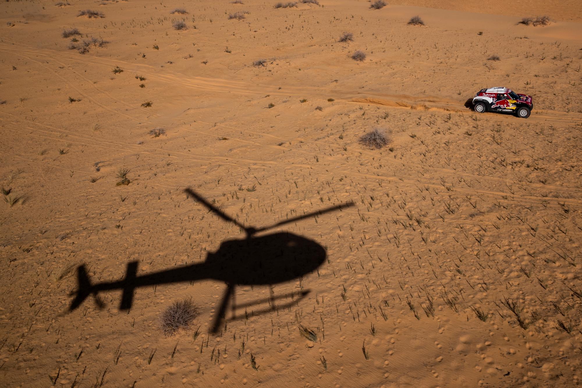 El piloto Carlos Sainz, de España, y el copiloto Lucas Cruz, de España, compiten con su Mini durante la etapa cinco del Rally Dakar entre Al Ula y Hail, en Arabia Saudita, el jueves 9 de enero de 2020.