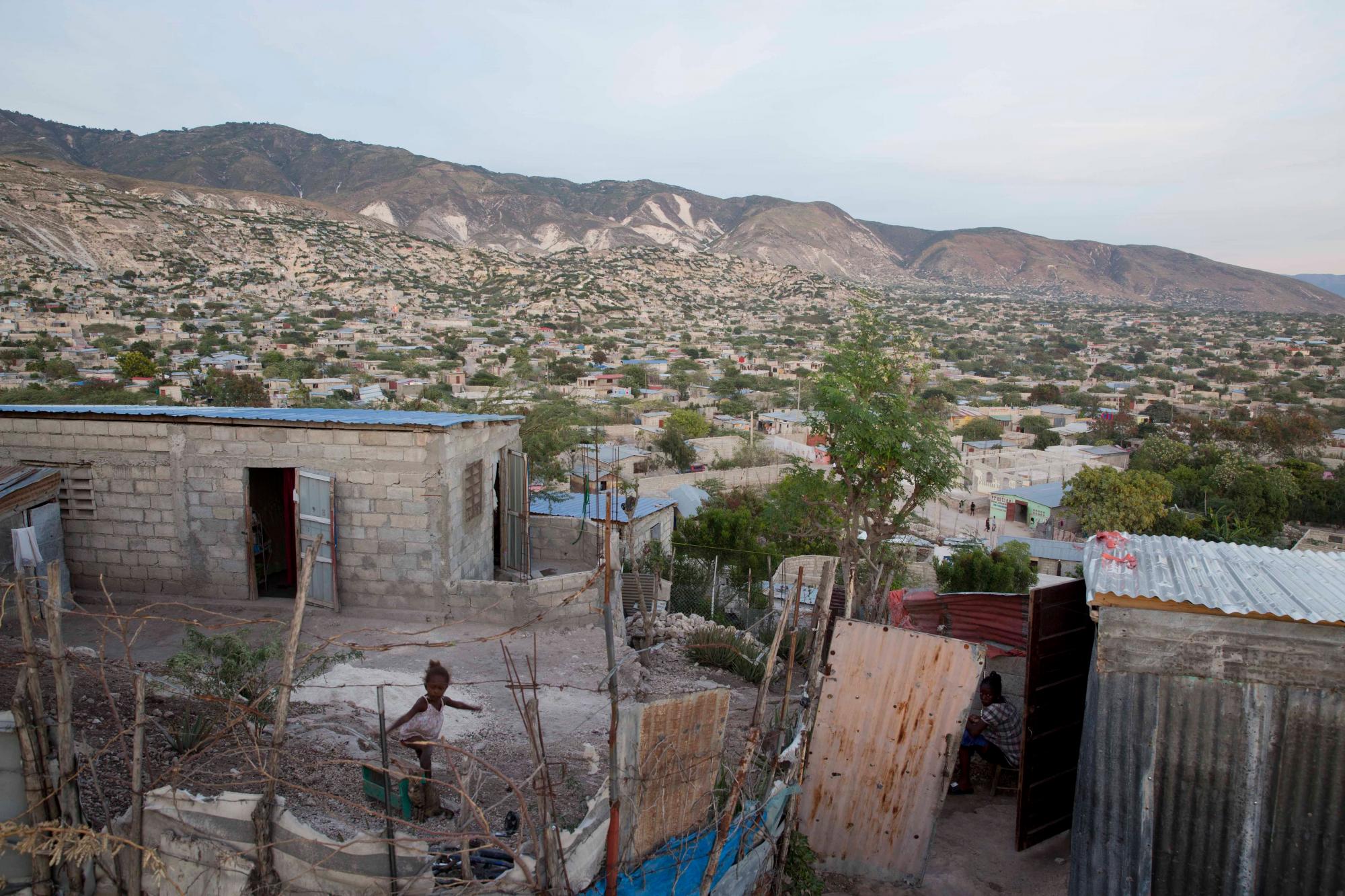 En esta foto del 23 de diciembre de 2019, se encuentran casas de chozas en Canaan, un distrito en Croix des Bouquets, Haití, creado para las personas que perdieron sus hogares en el terremoto hace 10 años. En el décimo aniversario del terremoto de Haití, Canaan se ha convertido en el barrio marginal más grande del Caribe. 