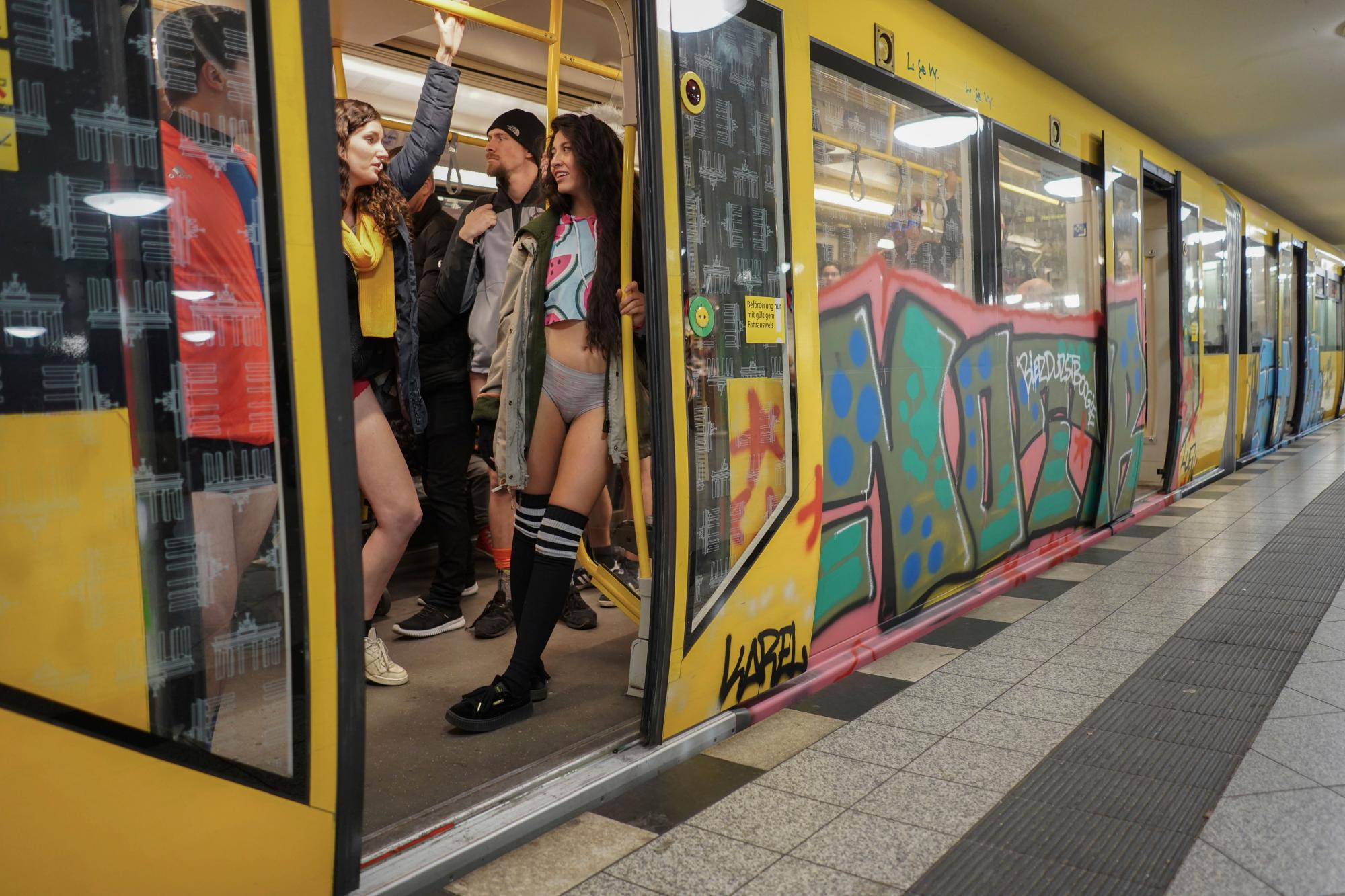 12 de enero de 2020, Berlín: los participantes del Día Internacional “Sin pantalones en el metro” se suben a un tren subterráneo en la estación de Alexanderplatz en Berlín, Alemania, el domingo 12 de enero de 2020. Cada año, miles de personas en todo el mundo participan en la diversión día, que es proclamado por un grupo de improvisación de Nueva York e implica viajar en el metro sin pantalones. 