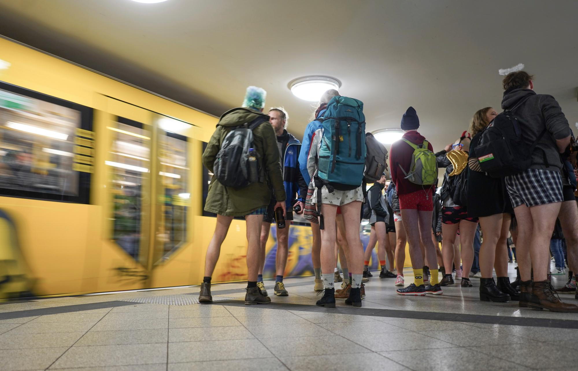 Los participantes del Día Internacional “Sin pantalones en el metro” esperan un tren subterráneo en la estación Alexanderplatz en Berlín, Alemania, el domingo 12 de enero de 2020. Cada año, miles de personas en todo el mundo participan en el divertido día, que es proclamado por un grupo de improvisación de Nueva York e involucra viajar en el metro sin pantalones. 
