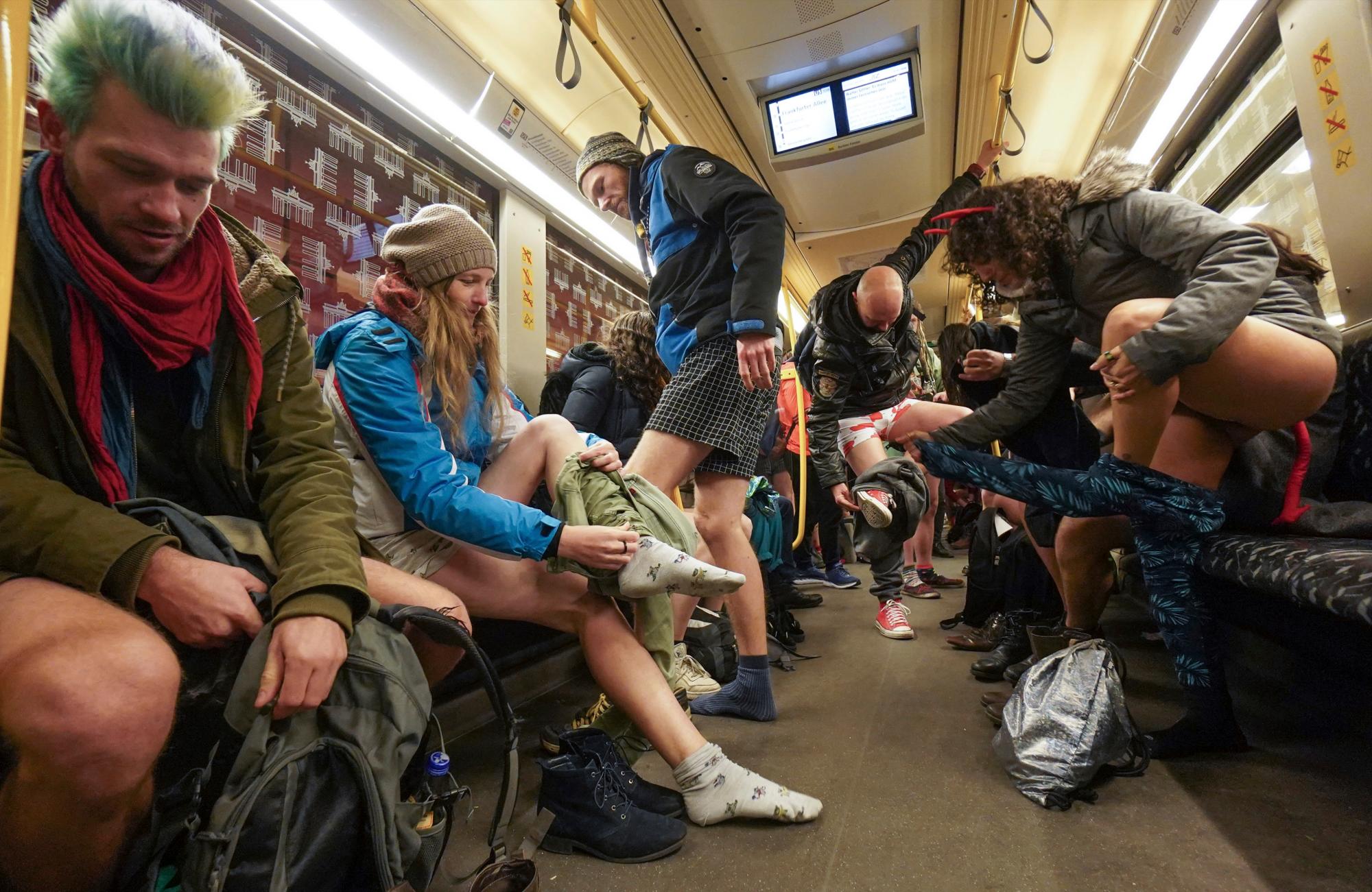 Los participantes del Día Internacional “Sin pantalones en el metro” se desnudan a bordo de un tren subterráneo en Berlín, Alemania, el domingo 12 de enero de 2020. Cada año, miles de personas en todo el mundo participan en el divertido día, que es proclamado por un Nueva York. grupo de improvisación e implica viajar en el metro sin pantalones. 