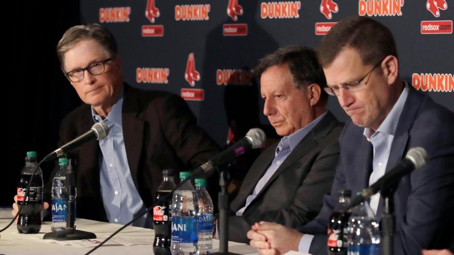 El despido de Alex Cora deja a los Medias Rojas enfocados en hallar nuevo manager