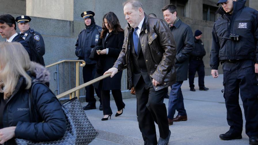 Fiscalía de Nueva York presenta a Weinstein como un monstruo depredador