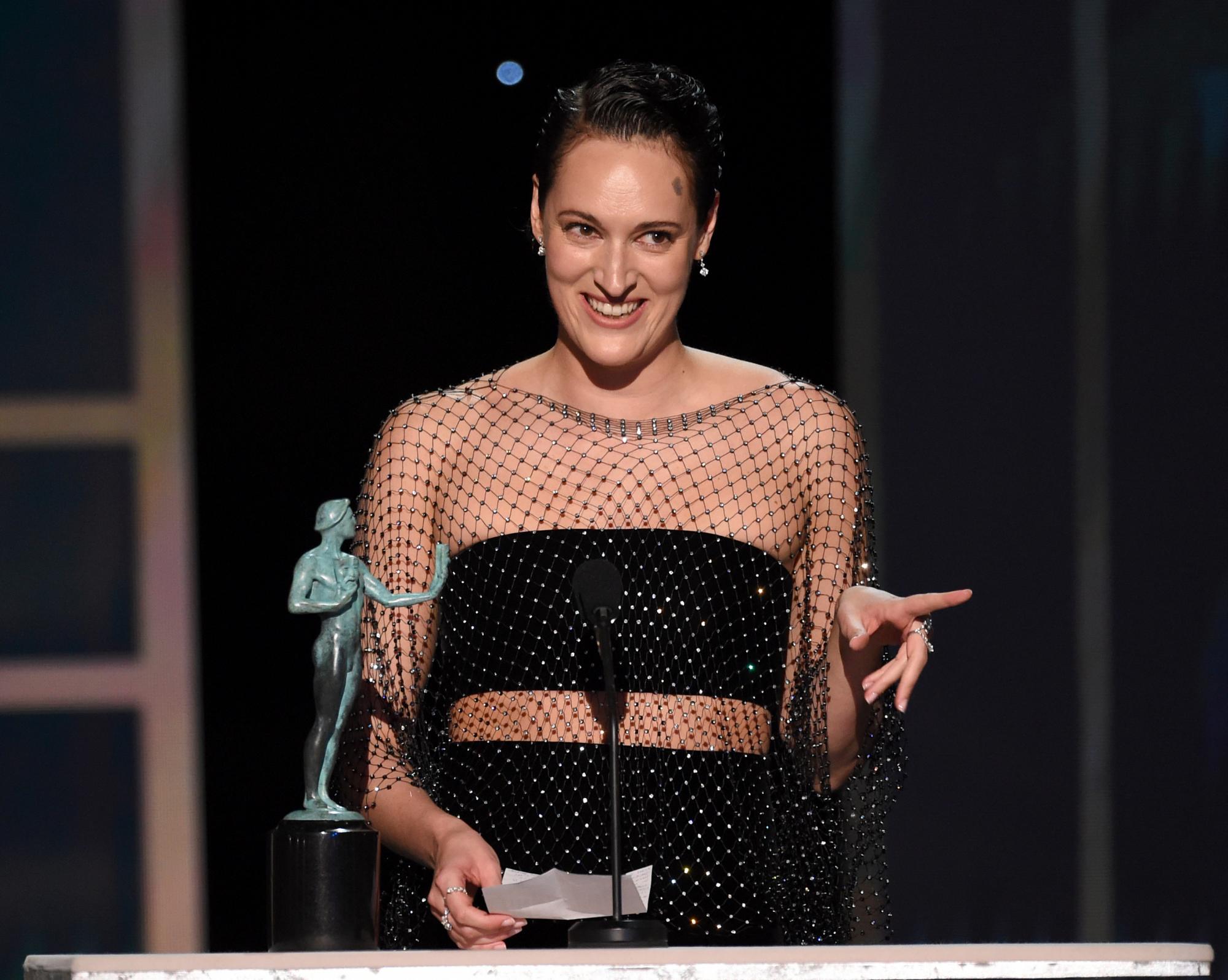 Phoebe Waller-Bridge recibe el Premio SAG a la mejor actriz en una serie de comedia por Fleabag.