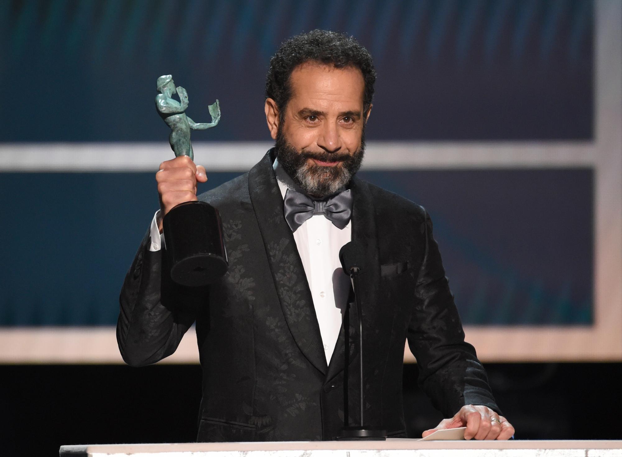Tony Shalhoub recibe el Premio SAG al mejor actor en una serie de comedia por The Marvelous Mrs. Maisel.