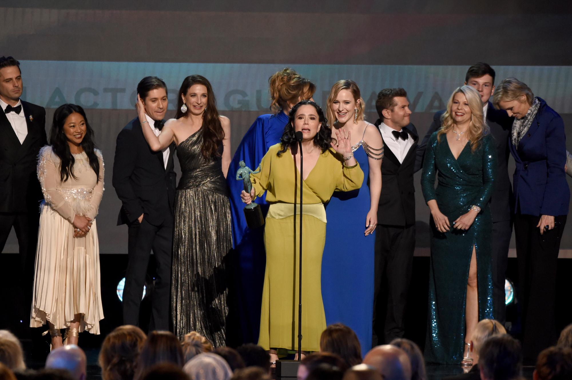 El reparto de The Marvelous Mrs. Maisel recibe el Premio SAG al mejor elenco de una serie de comedia.