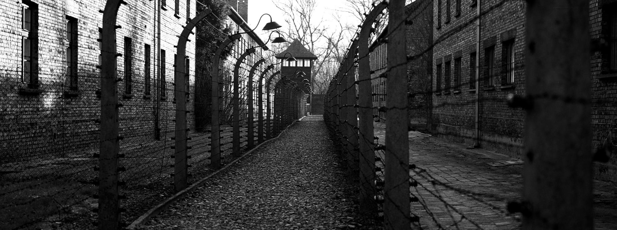Un camino que conduce a una torre de observación y seguridad entre lo que eran cercas de alambre de púas eléctricas dentro del antiguo campo de exterminio nazi de Auschwitz I en Oswiecim, Polonia, el domingo 8 de diciembre de 2019. 