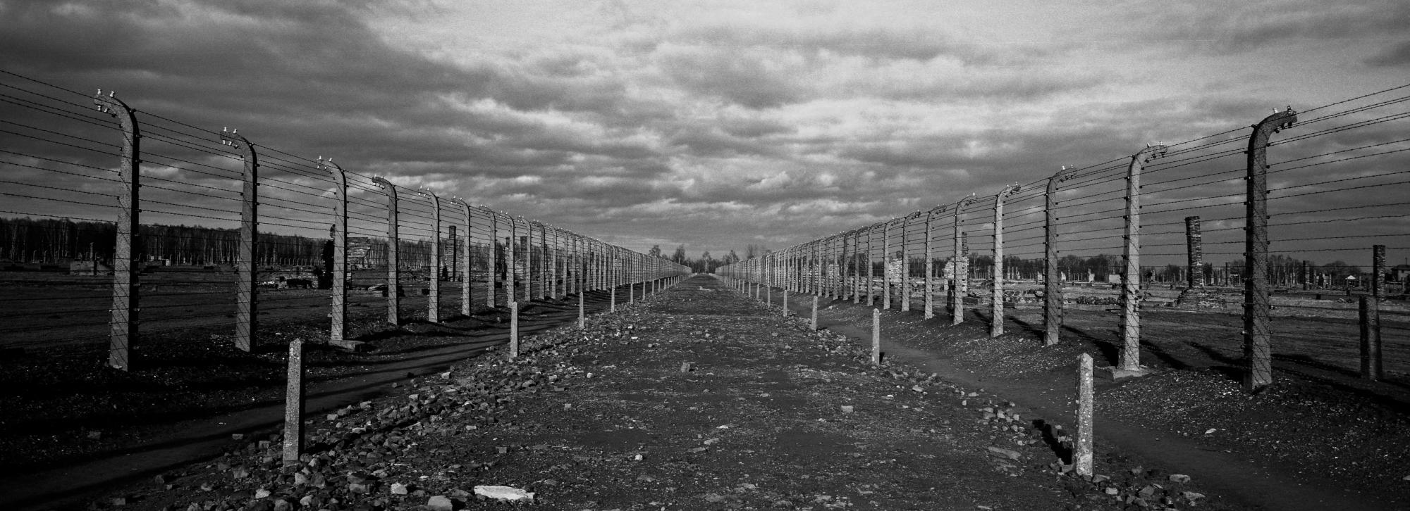 Los restos de las chimeneas de ladrillo de los cuarteles de prisioneros se pueden ver dentro del antiguo campo de exterminio nazi de Auschwitz Birkenau o Auschwitz II en Oswiecim, Polonia, el domingo 8 de diciembre de 2019. 