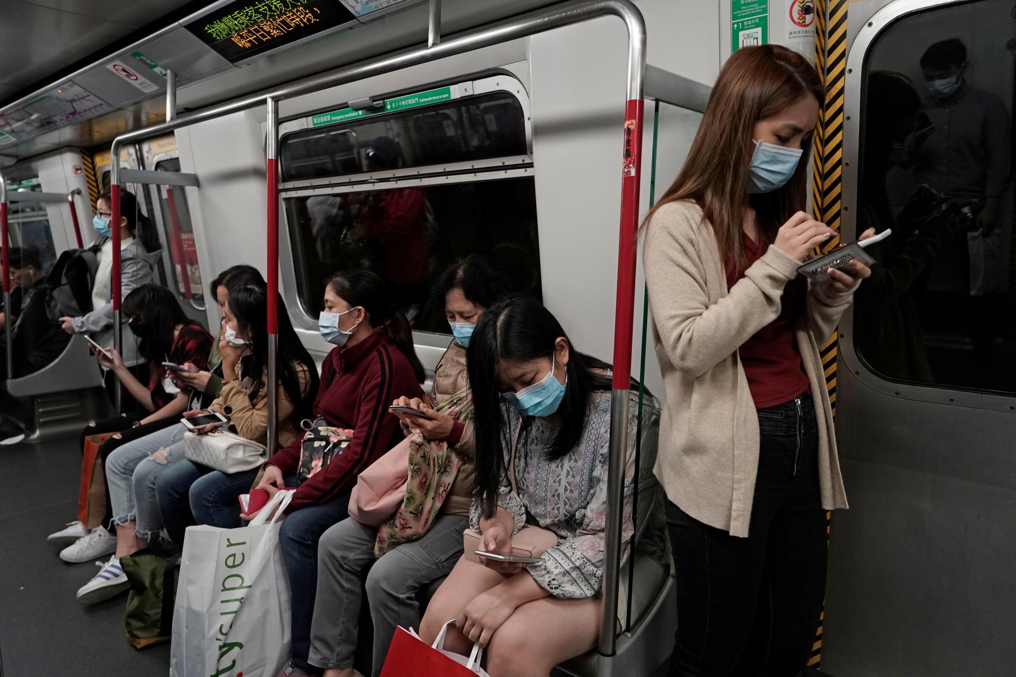 Los pasajeros usan máscaras faciales protectoras en un tren subterráneo en Hong Kong, el jueves 23 de enero de 2020. China cerró el jueves una ciudad de más de 11 millones de personas, deteniendo el transporte y advirtiendo contra reuniones públicas, para tratar de detener la propagación de nuevo virus mortal que ha enfermado a cientos y se ha extendido a otras ciudades y países en la carrera de viajes del Año Nuevo Lunar. 