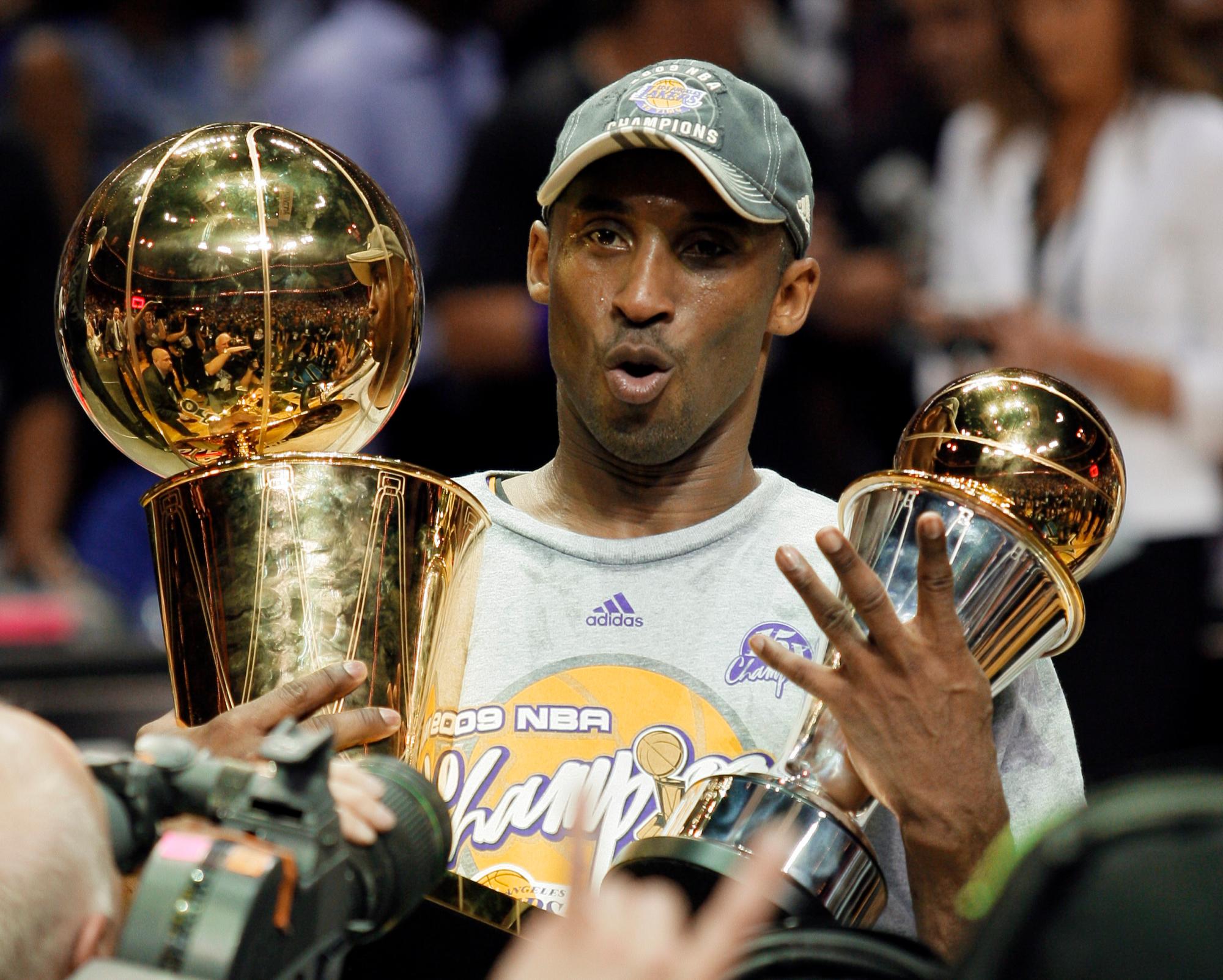 En foto del archivo del 14 de junio del 2009, Kobe Bryant se llevó el trofeo Larry O’Brien y el MVP de las Finales tras ganar su cuarto título con Los Lakers de Los Ángeles. El 26 de enero del 2020 se confirmó que la exestrella falleció después de ser estrelló el helicóptero en el que viajaba en California. 