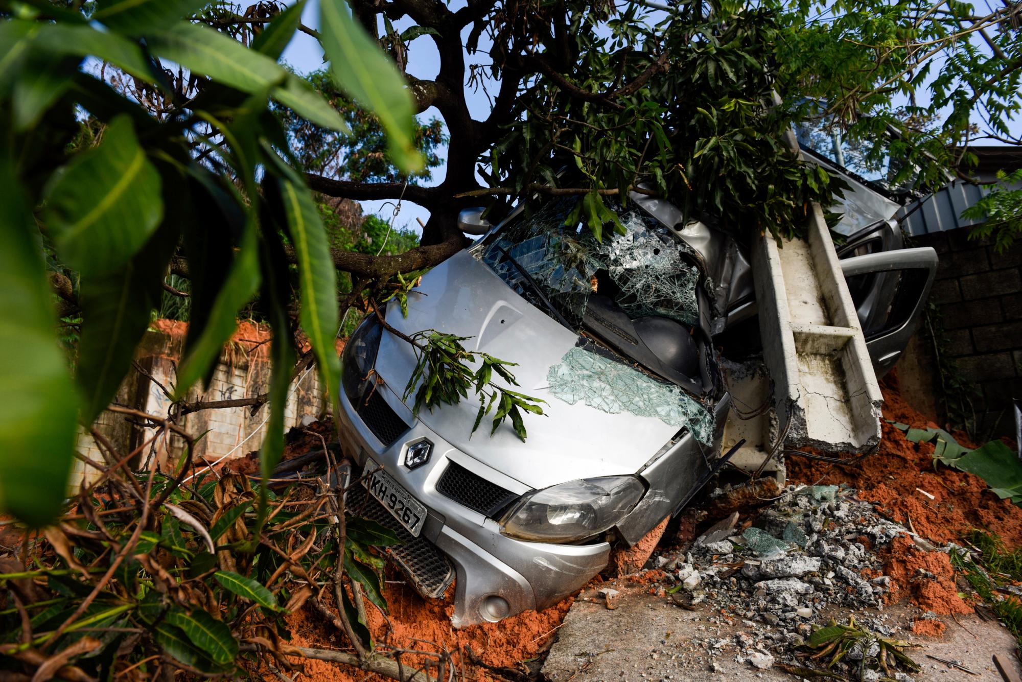 En esta imagen, tomada el 27 de enero de 2020, un vehículo queda parcialmente sepultado entre el lodo y los escombros tras un deslave en Belo Horizonte, Brasil. Las fuertes lluvias en el sureste de Brasil dejan más de 30.000 desplazados y más de 60 fallecidos. (AP Foto/Gustavo Andrade)