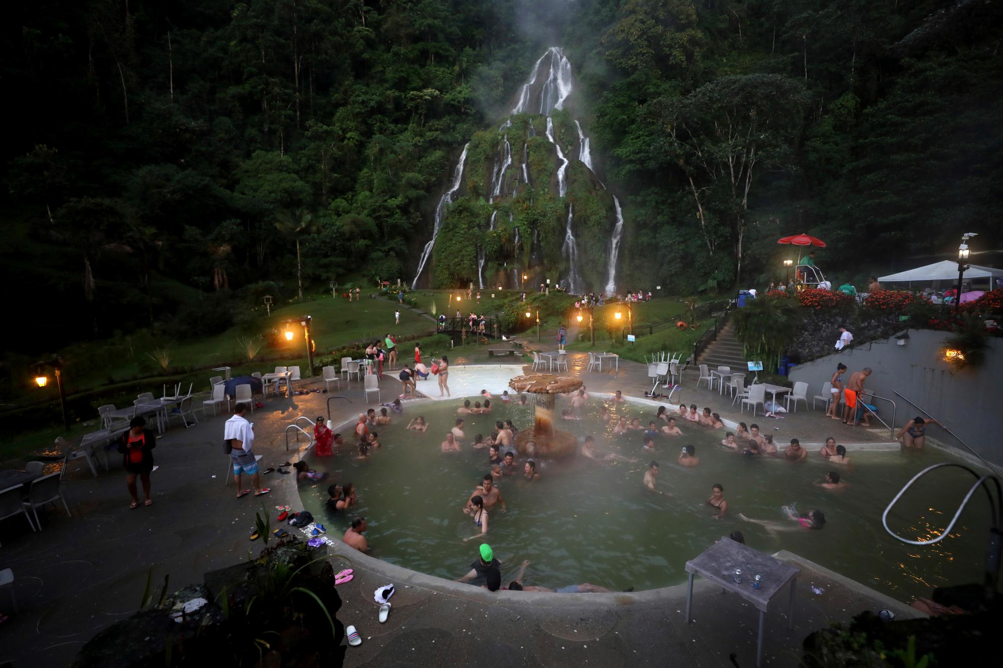 En esta imagen, tomada el 23 de enero de 2020, visitantes se bañan en las picinas termales de Santa Rosa, en Santa Rosa de Cabal, Colombia, (AP Foto/Fernando Vergara)