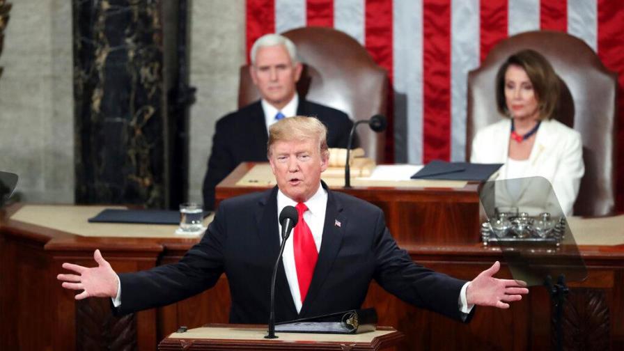 Trump se asoma con aire triunfal al final de su juicio político Trump se asoma con aire triunfal al final de su juicio político