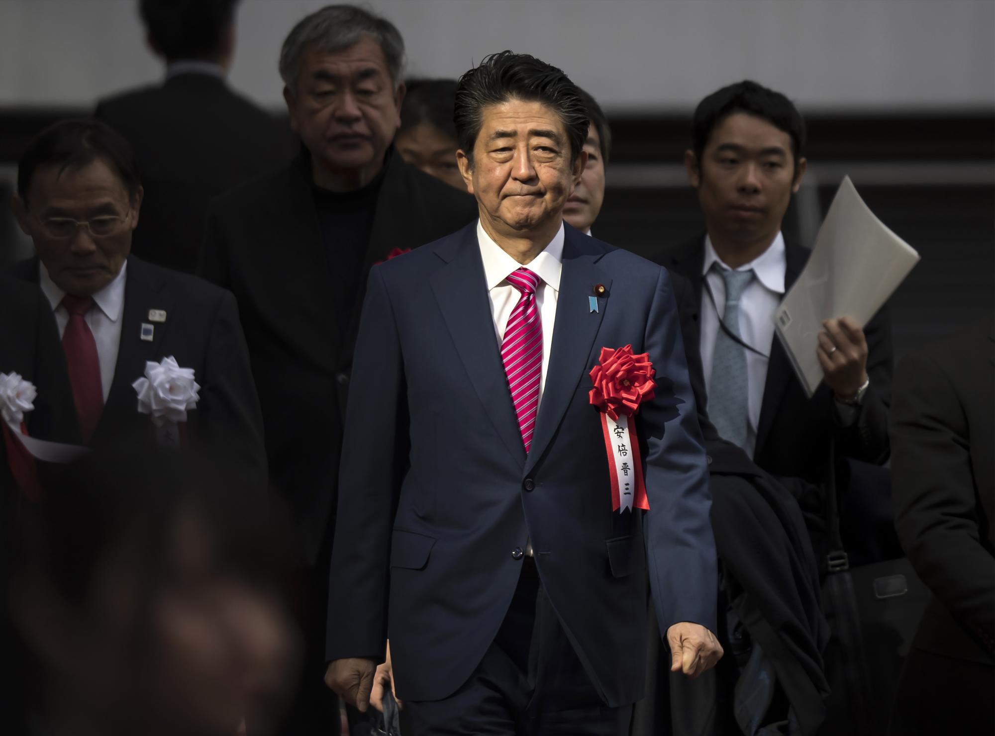 En imagen de archivo del 15 de diciembre de 2019, el primer ministro japonés Shinzo Abe acude al evento de finalización del nuevo Estadio Nacional, que será la sede para las ceremonias de apertura y clausura de los Juegos Olímpicos Tokio 2020, al igual que las competencias de atletismo, en Tokio. (Tomohiro Ohsumi/Pool Photo via AP)