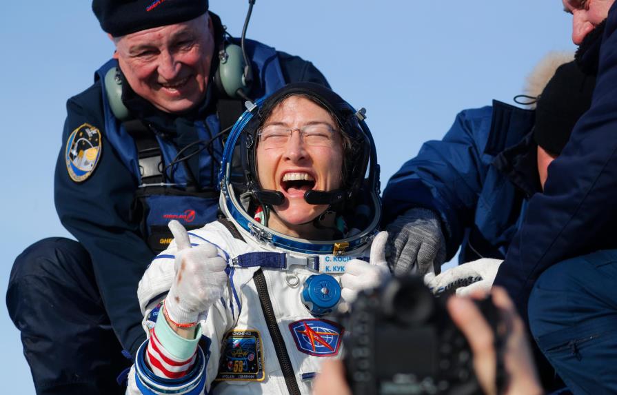 Christina Koch vuelve a la Tierra tras convertirse en la mujer que más tiempo ha pasado en el espacio