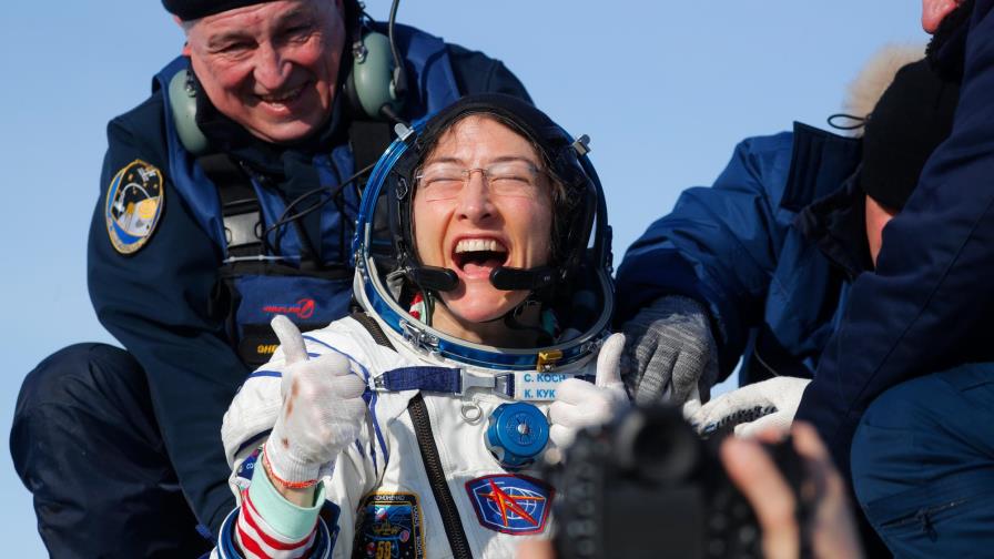 Christina Koch vuelve a la Tierra tras convertirse en la mujer que más tiempo ha pasado en el espacio Christina Koch vuelve a la Tierra tras convertirse en la mujer que más tiempo ha pasado en el espacio
