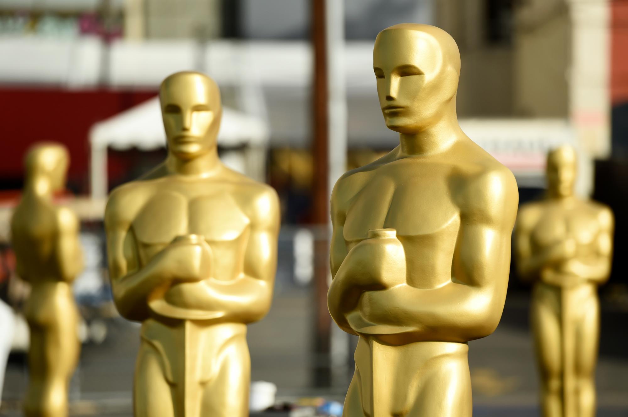 Estatuas del Oscar pueden verse en el Boulevard de Hollywood en preparación para los Premios de la Academia del domingo en el Teatro Dolby, el miércoles 5 de febrero del 2020 en Los Angeles.