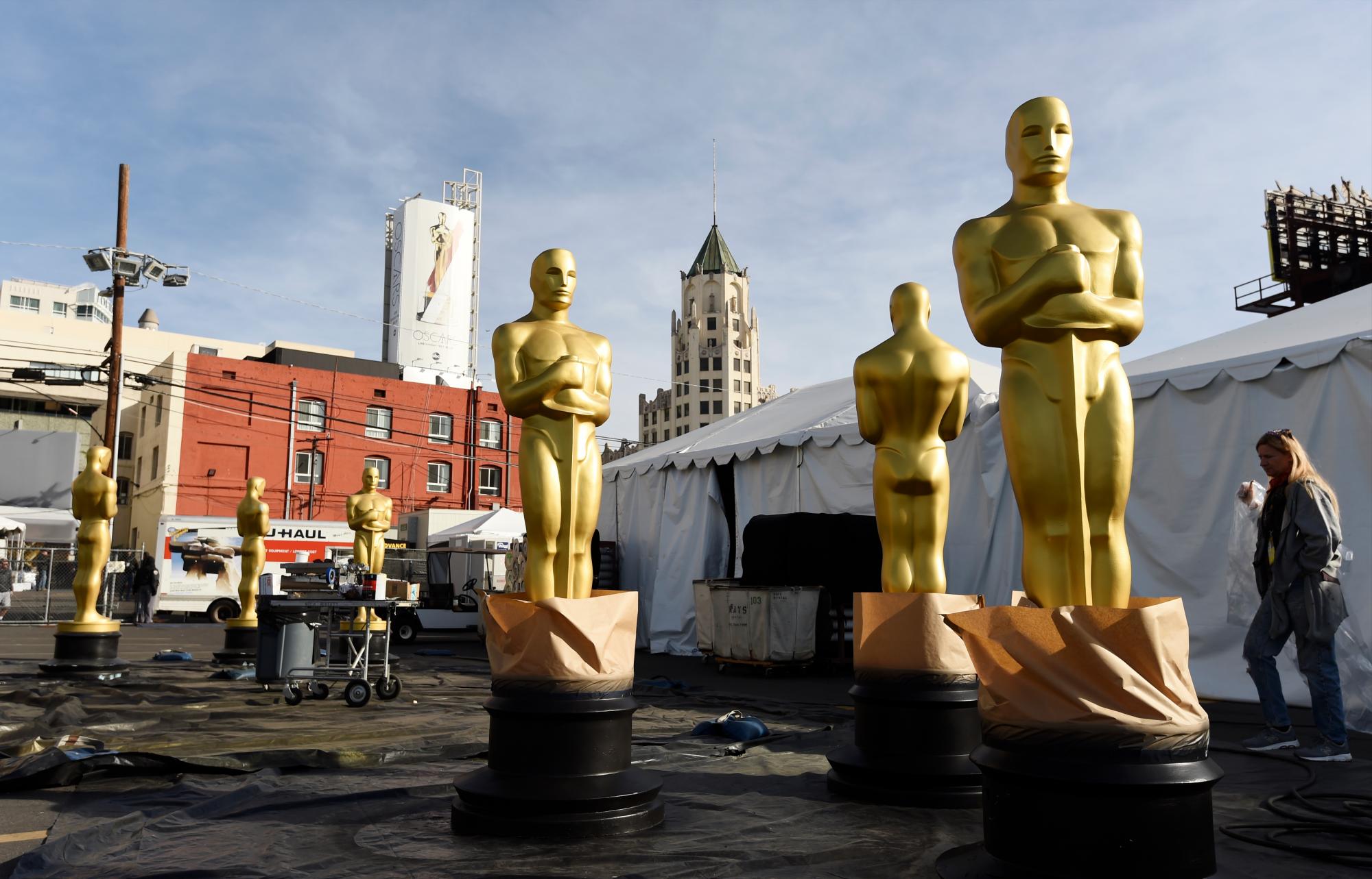Estatuas del Oscar pueden verse en el Boulevard de Hollywood en preparación para los Premios de la Academia del domingo en el Teatro Dolby, el miércoles 5 de febrero del 2020 en Los Angeles.