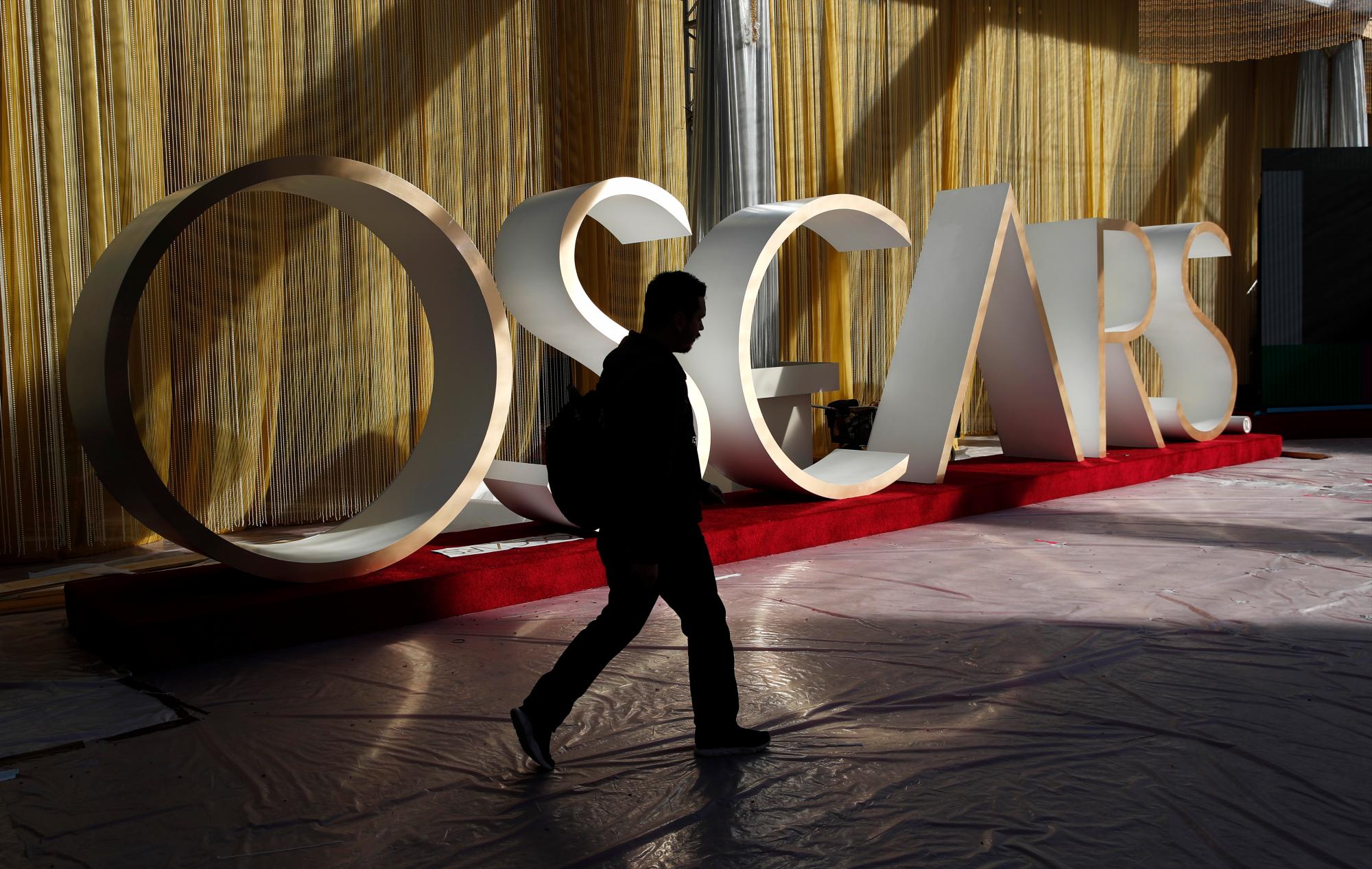 Un trabajador en la alfombra roja durante los preparativos para los premios Oscar del domingo en el Teatro Dolby, el viernes 7 de febrero del 2020 en Los Angeles.