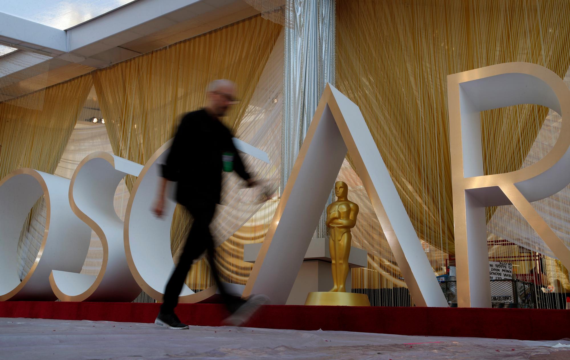 Un trabajador en la alfombra roja durante los preparativos para los premios Oscar del domingo en el Teatro Dolby, el viernes 7 de febrero del 2020 en Los Angeles.