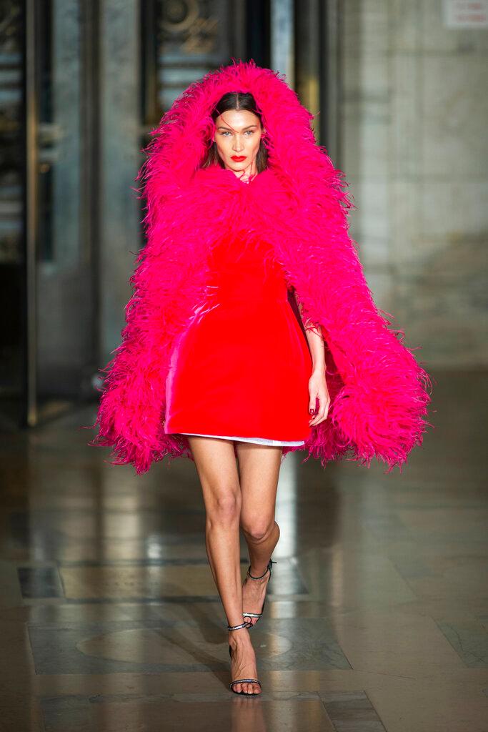 La modelo Bella Hadid durante el desfile de Oscar de la Renta en la Semana de la Moda de Nueva York 2020. 