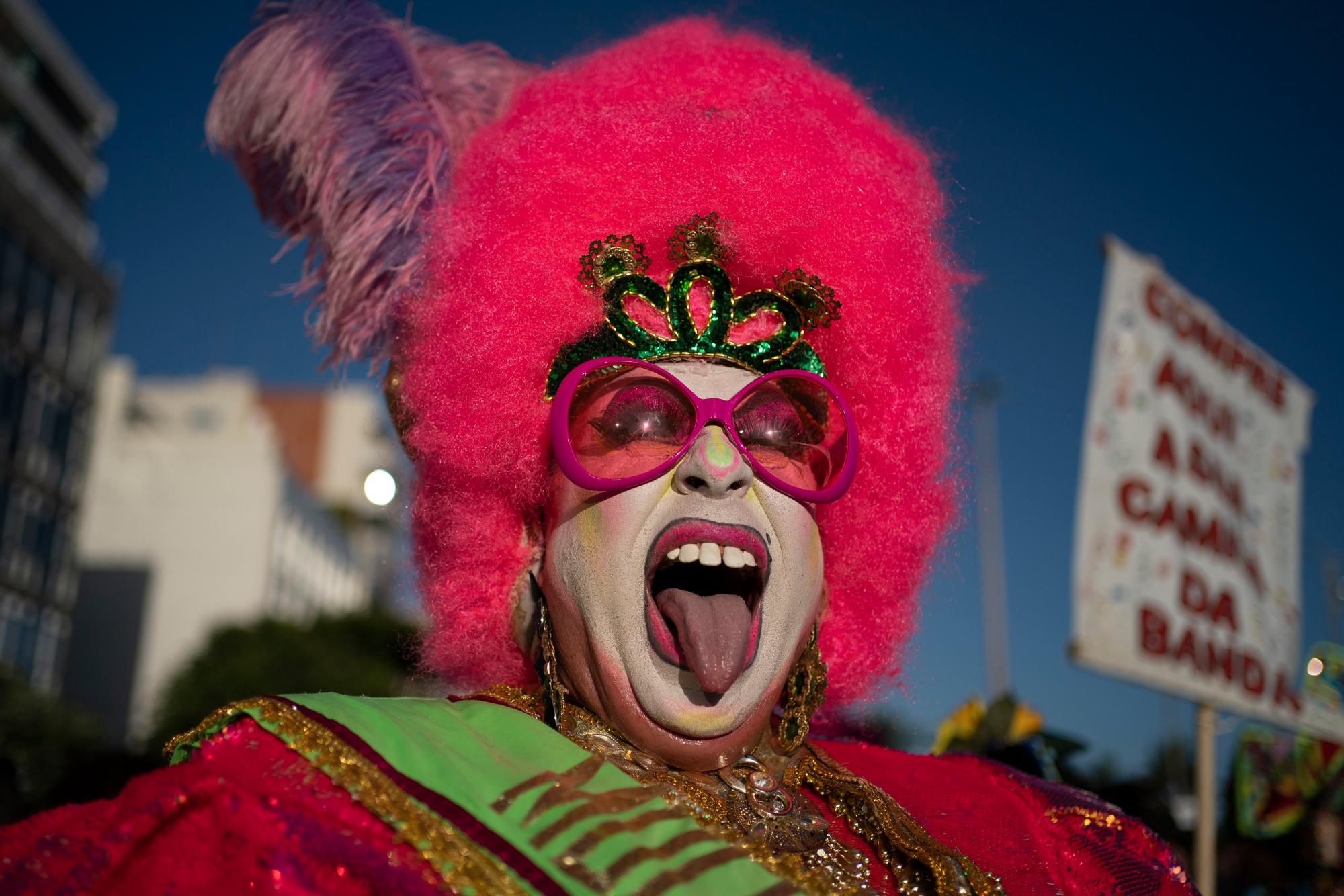 En esta imagen, tomada el 8 de febrero de 2020, una drag queen saca la lengua durante la fiesta callejera Banda de Ipanema, en Río de Janeiro, Brasil. Miles de personas empezaron a asistir ya a las populares fiestas en la calle dos semanas antes del inicio del Carnaval más famoso del mundo el próximo 21 de febrero. (AP Foto/Leo Correa)