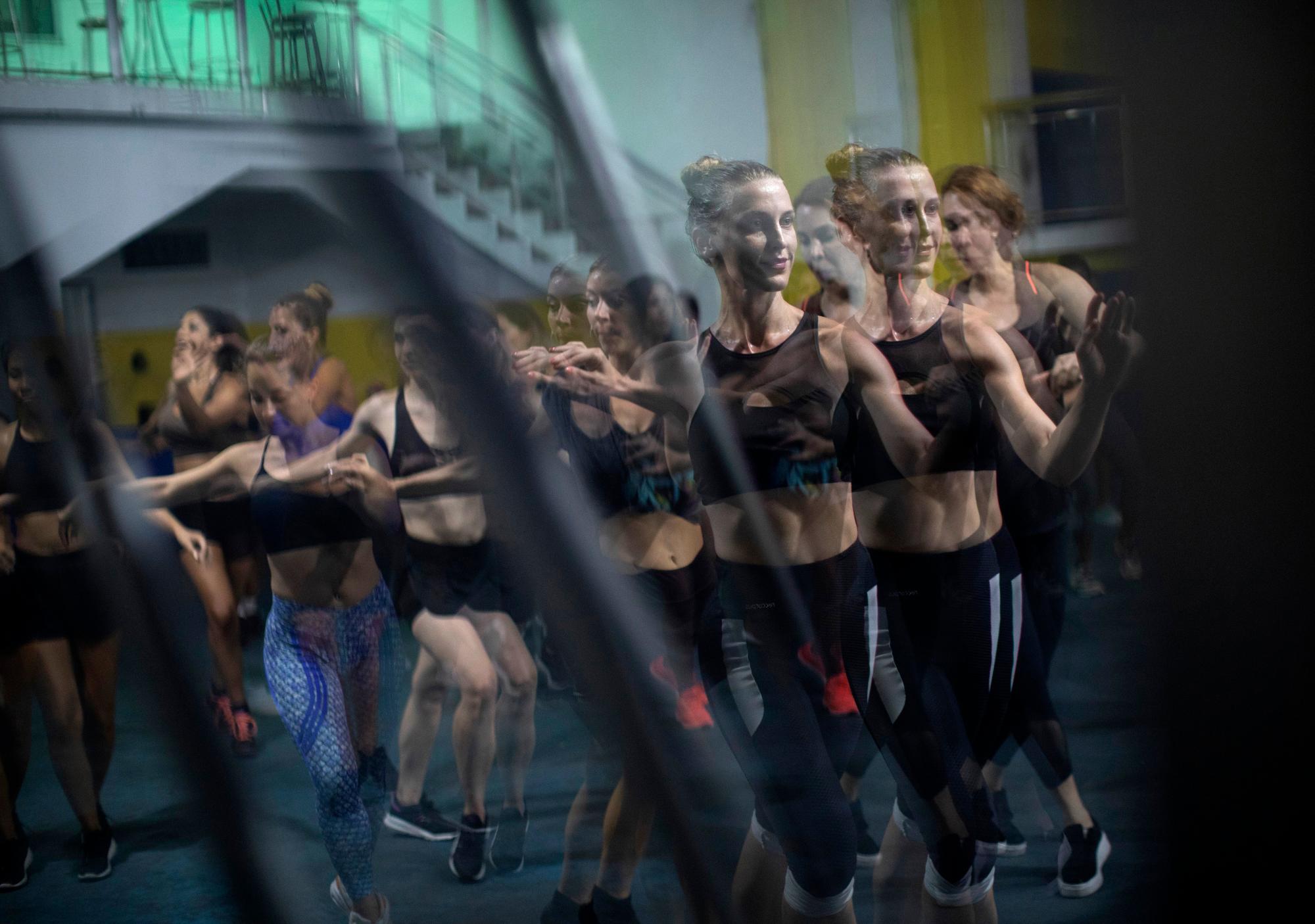 En esta imagen, tomada el 15 de enero de 2020, Natacha Kovalenko entrena en la escuela de samba Paraíso de Tuiuti, en Río de Janeiro, Brasil. Kovalenko, de Rusia, es una de las extranjeras que van a Brasil para ensayar la forma de mover las caderas y los pies. Pasan meses en las escuelas de samba que durante el mundialmente famoso Carnaval de Río recorren bailando los 700 metros (2.300 pies) del Sambódromo durante más de una hora, deleitando a más de 70.000 espectadores en las gradas y a decenas de millones en sus casas. (AP Foto/Silvia Izquierdo)