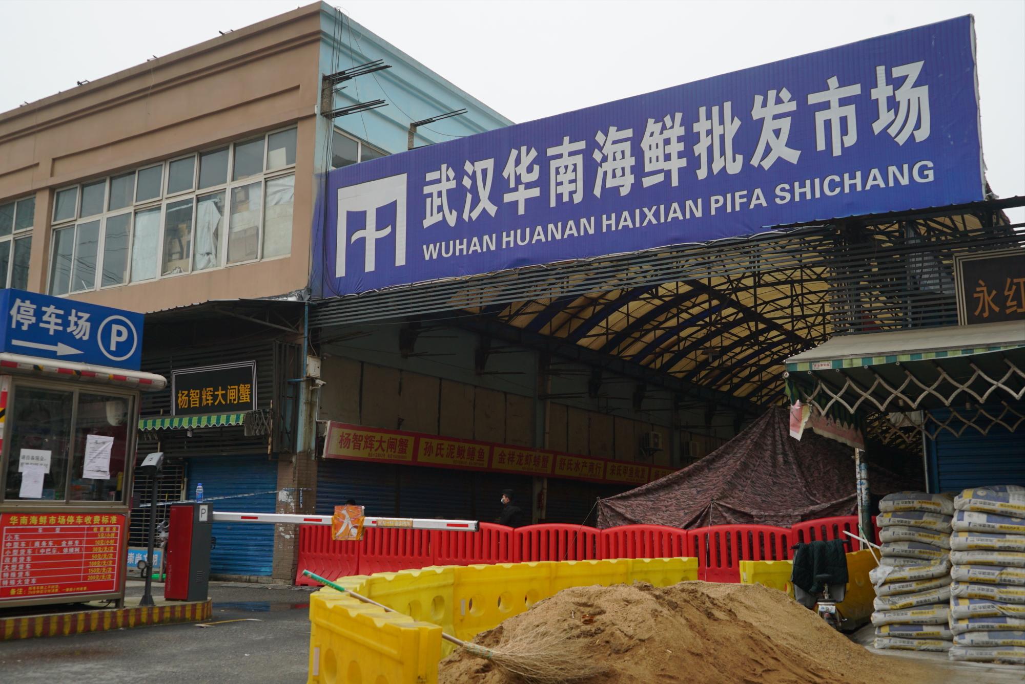 El mercado mayorista de mariscos de Huanan, donde un número de personas relacionadas con el lugar se enfermaron de un coronavirus, continúa cerrado en Wuhan, en China, el martes 21 de enero de 2020.