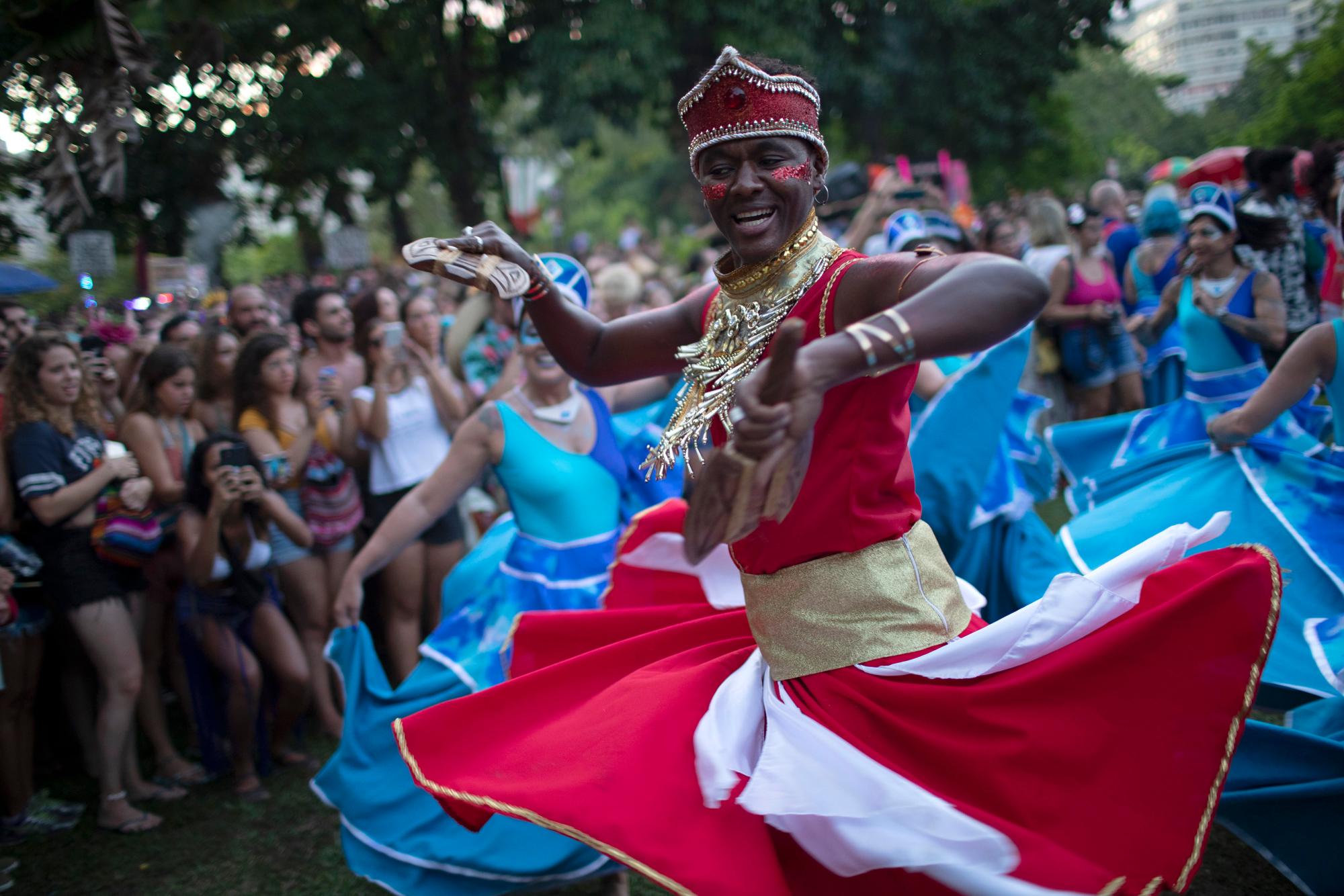 Un hombre baila durante la fiesta callejera “Tambores de Olokun” en Río de Janeiro, Brasil, el sábado 15 de febrero de 2020. Miles han comenzado a asistir a las populares fiestas callejeras antes del famoso festival de carnaval que comienza el 21 de febrero (AP Foto / Silvia Izquierdo)