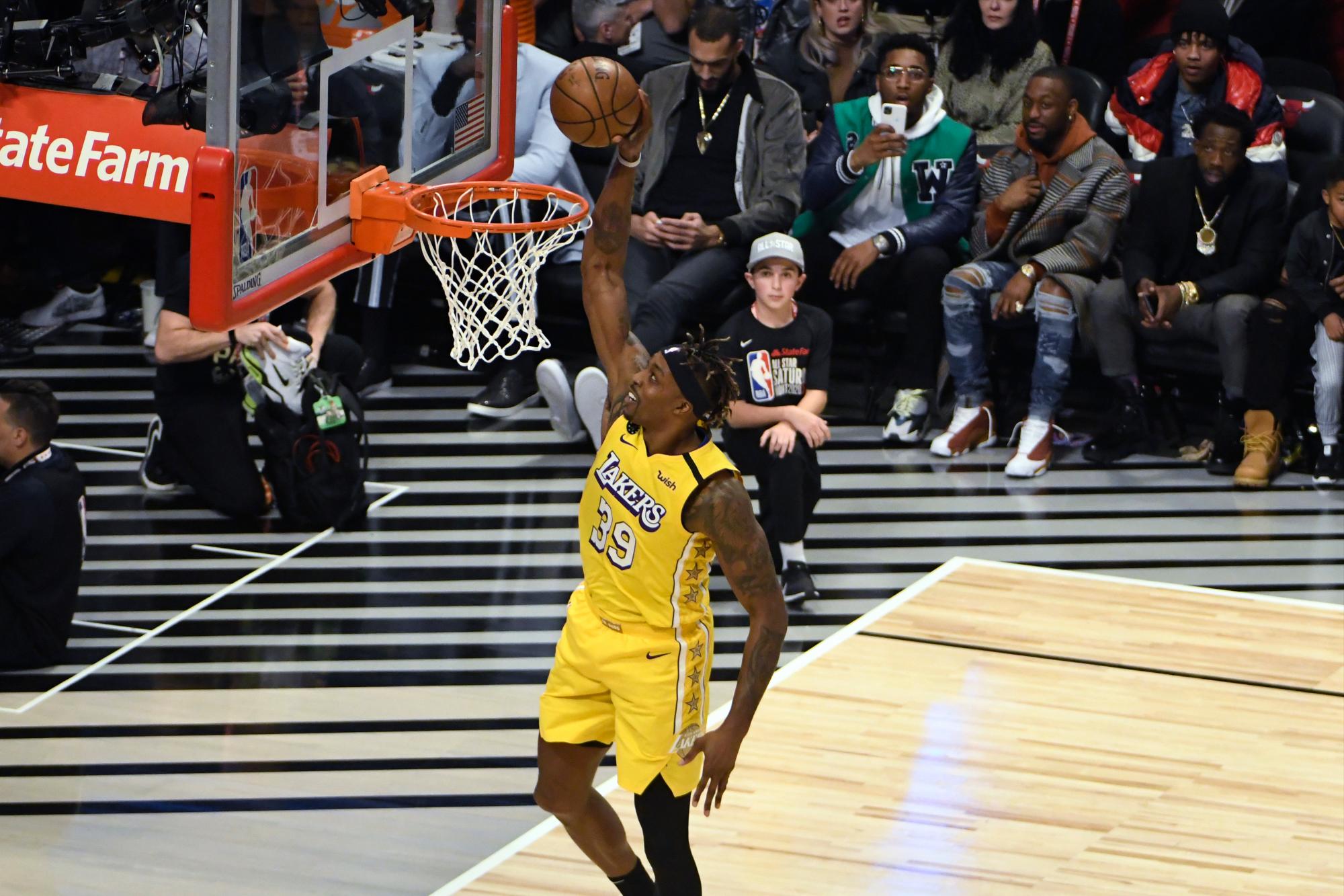 Dwight Howard de Los Angeles Laker compite en el concurso de clavadas de baloncesto de la NBA All-Star el sábado 15 de febrero de 2020 en Chicago.