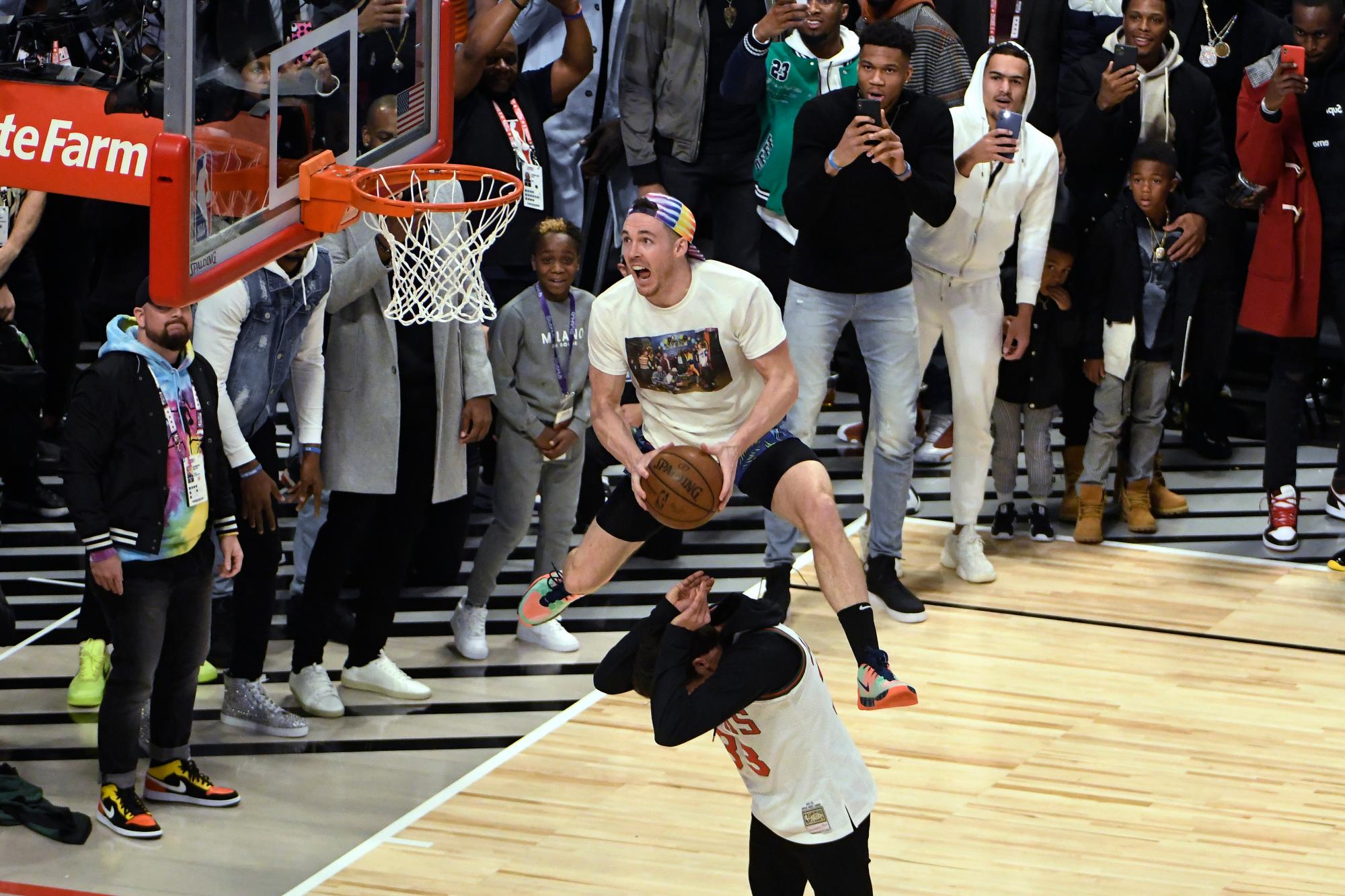 Pat Connaughton, de Milwaukee Bucks, compite en el concurso de clavadas de baloncesto de la NBA All-Star el sábado 15 de febrero de 2020 en Chicago.