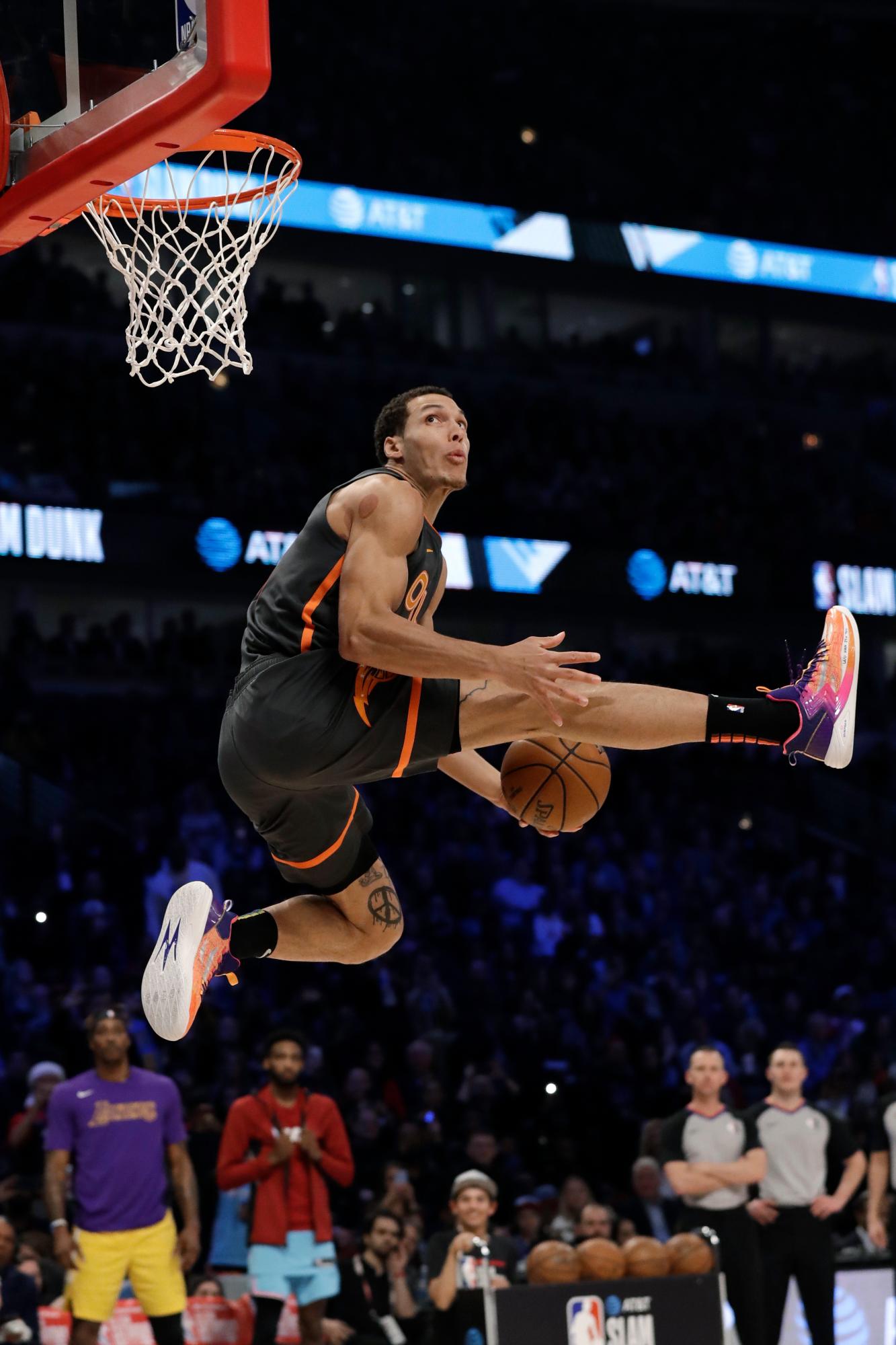 Aaron Gordon, del Magic de Orlando, compite en el concurso de clavadas de la NBA, en Chicago, el sábado 15 de febrero de 2020.
