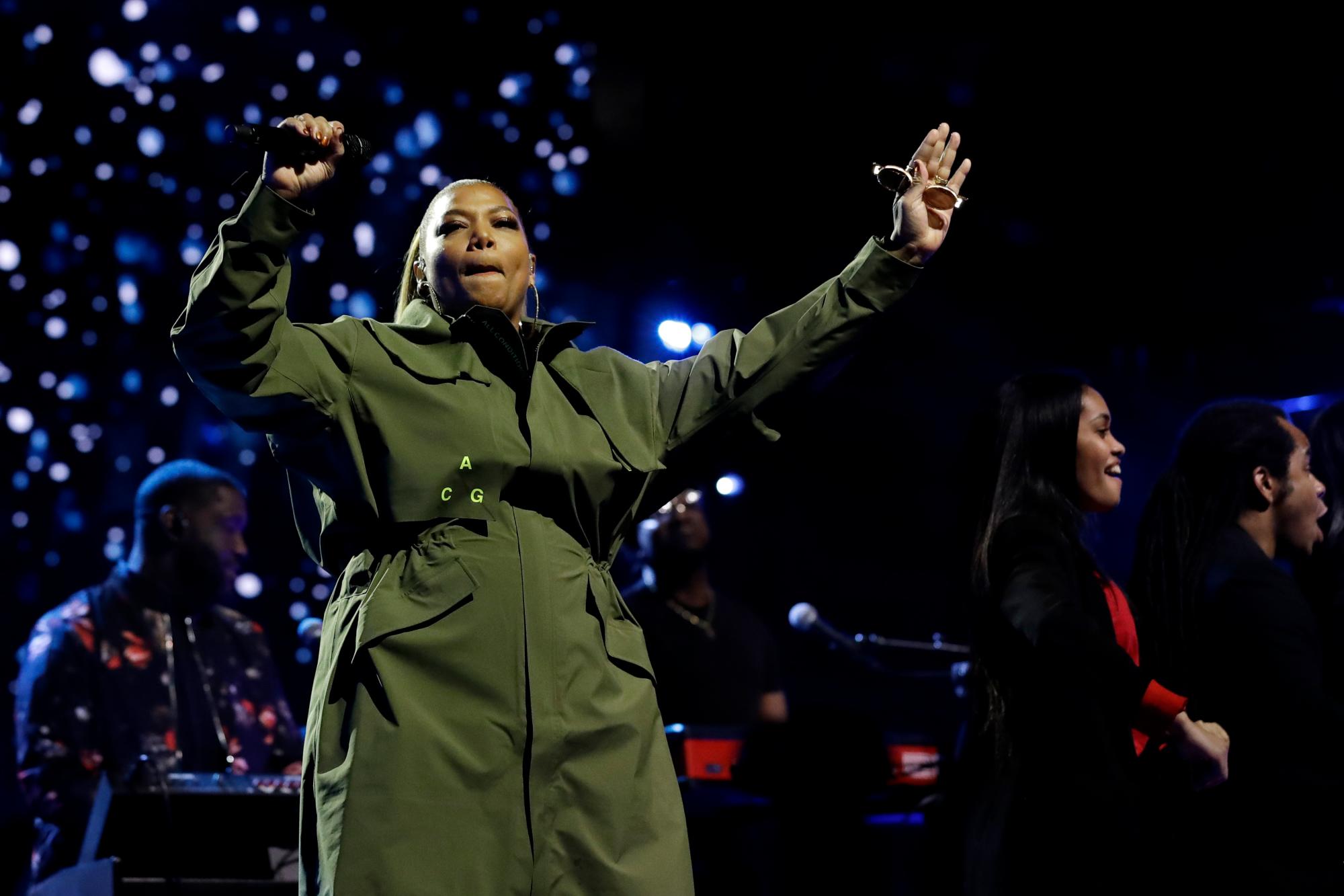 Queen Latifah se presenta durante el concurso NBA All-Star 3-Point en Chicago, el sábado 15 de febrero de 2020. 