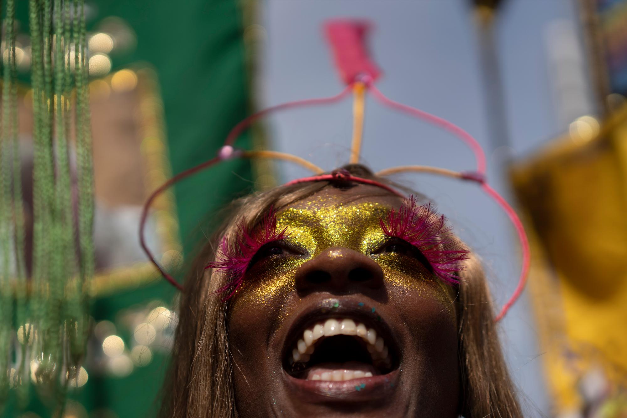 Un participante disfrazado disfruta de la fiesta callejera “Cordao do Boitata”, uno de los muchos desfiles antes del inicio del Carnaval que comienza el 21 de febrero, en Río de Janeiro, Brasil, el domingo 16 de febrero de 2020. (Foto AP / Leo Correa)