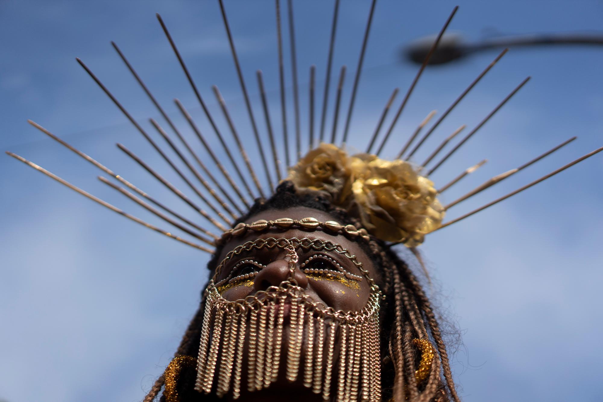 Un participante se presenta en la fiesta callejera “Cordao do Boitata”, uno de los muchos desfiles antes del inicio del Carnaval que comienza el 21 de febrero, en Río de Janeiro, Brasil, el domingo 16 de febrero de 2020. (AP Photo / Leo Correa)